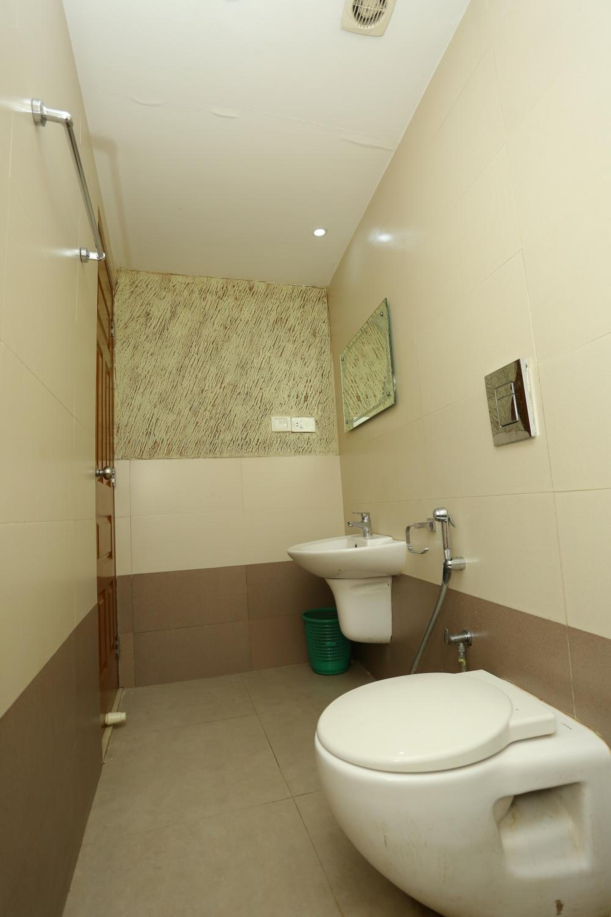 Standard Double Room with Fan - Photo 2