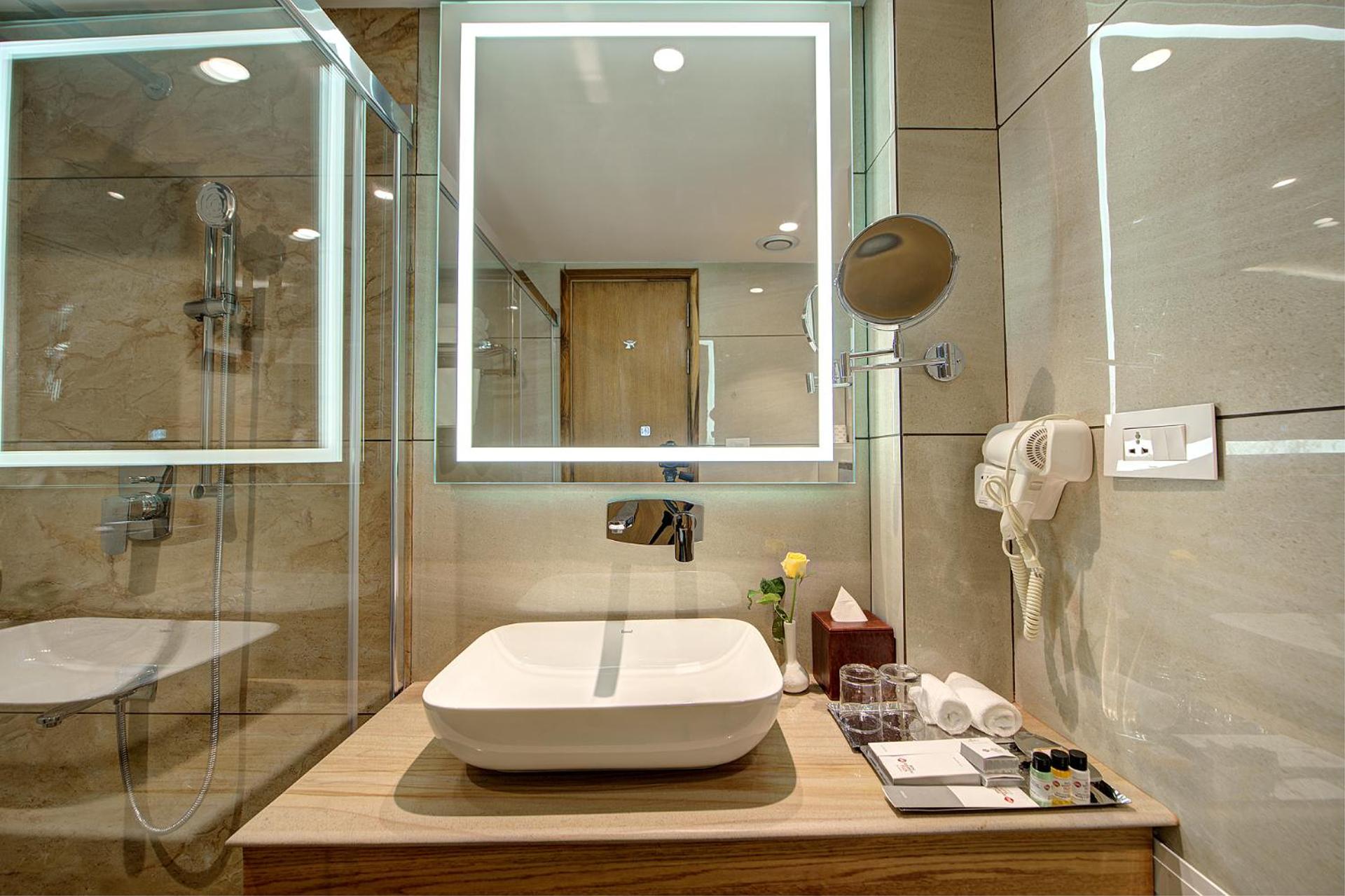 Premium Room with Balcony - Photo 5