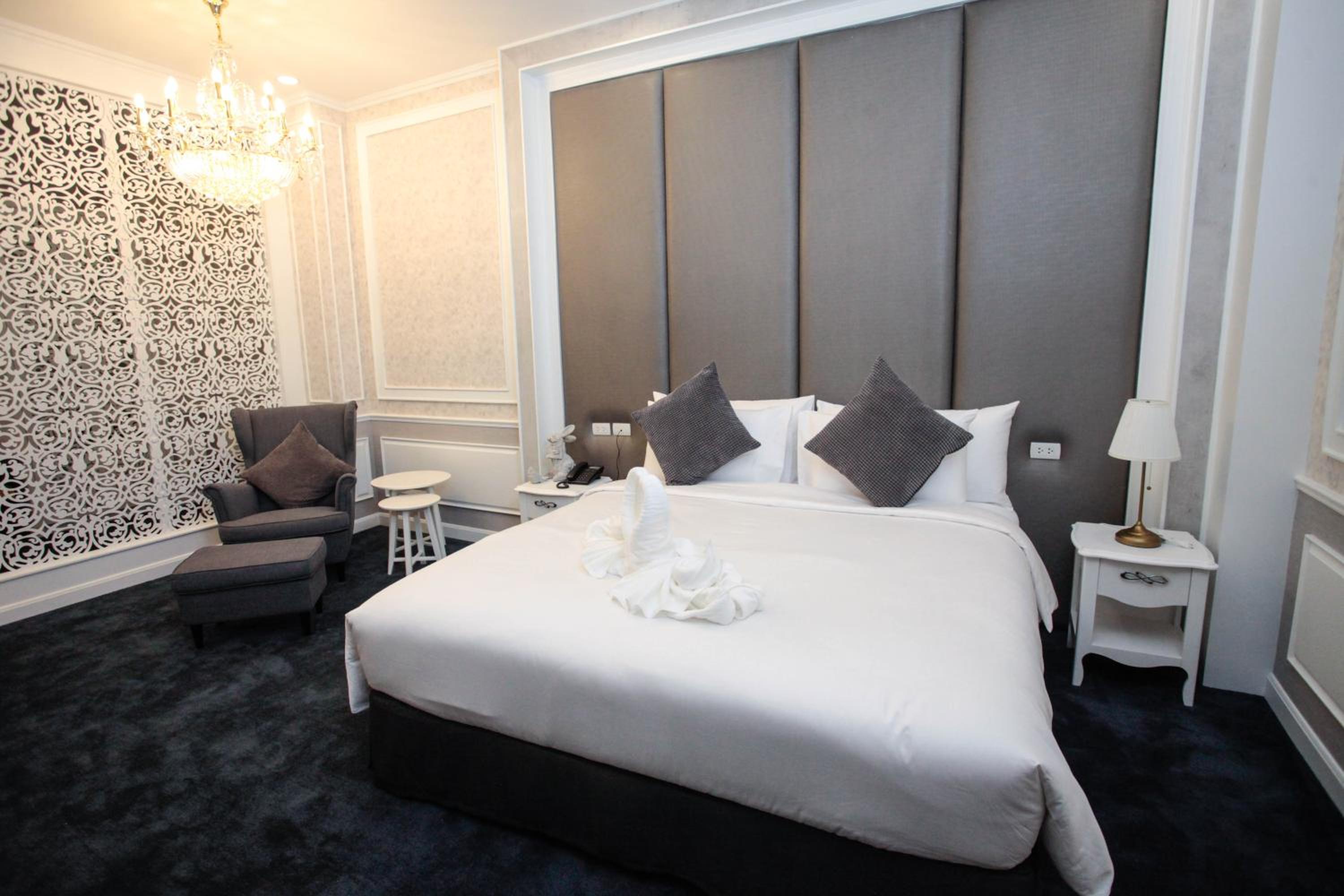 Suite  - Photo 7