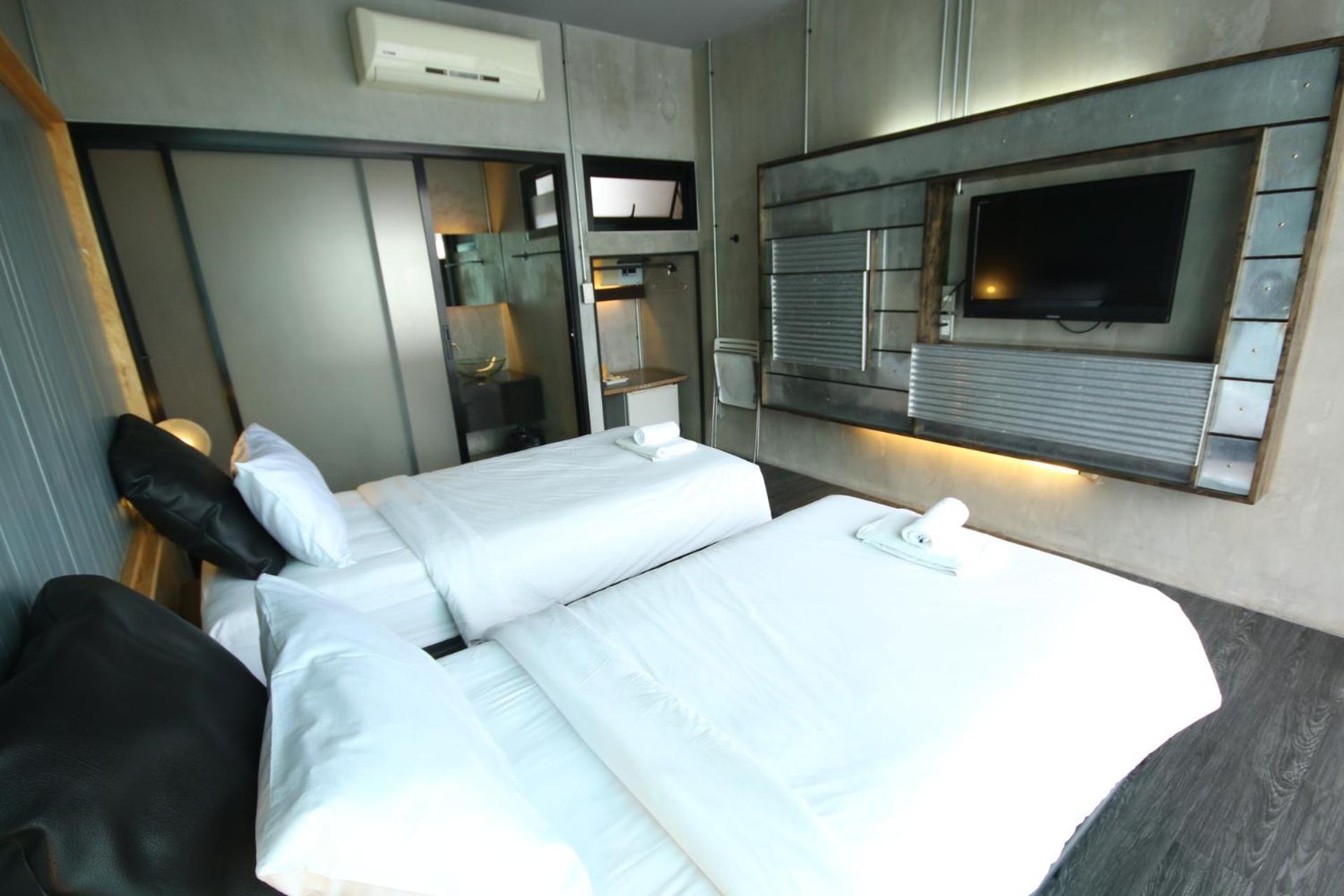 Twin Room with Balcony - Photo 7