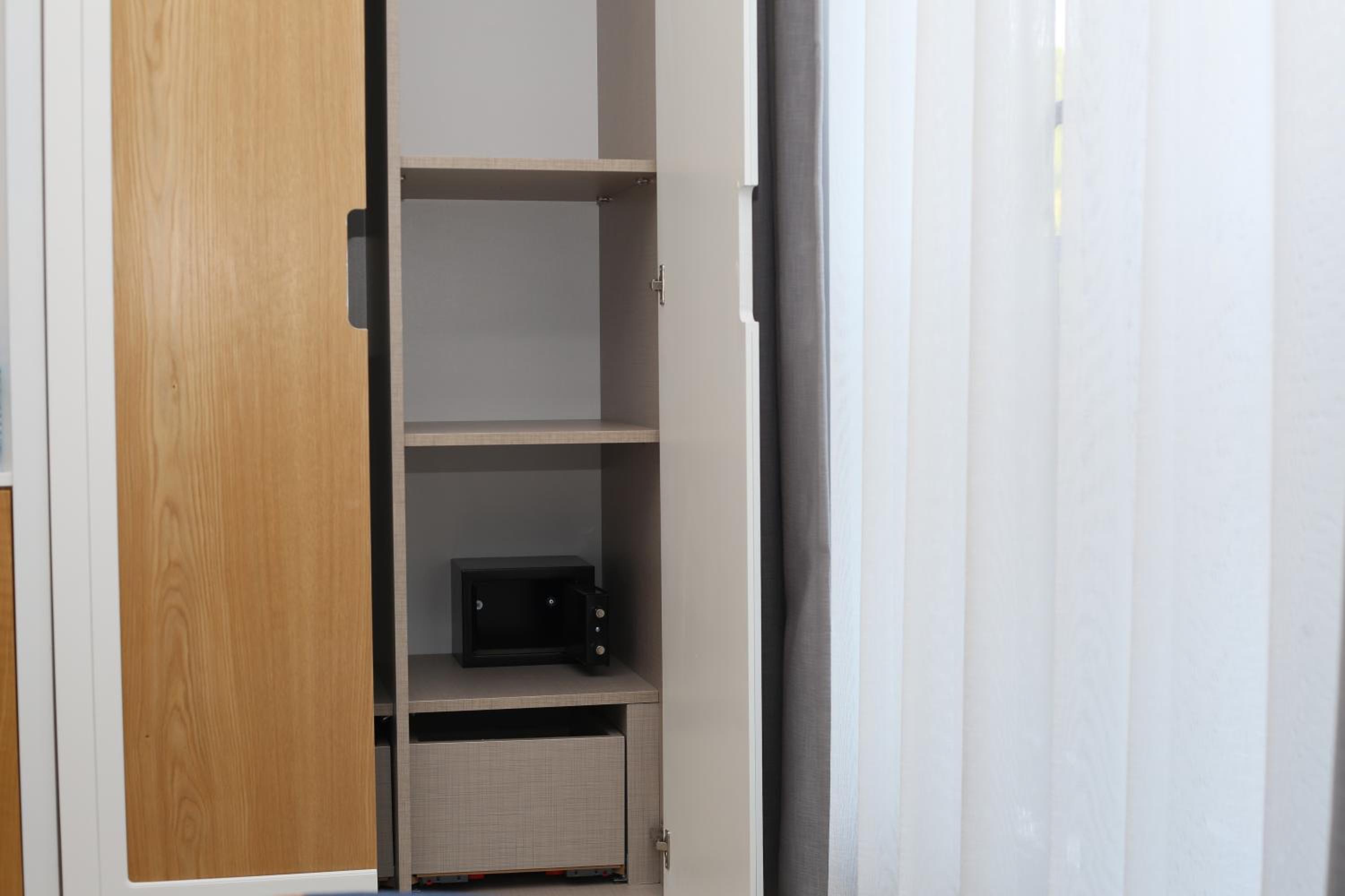 Deluxe Triple Room thumbnail 5