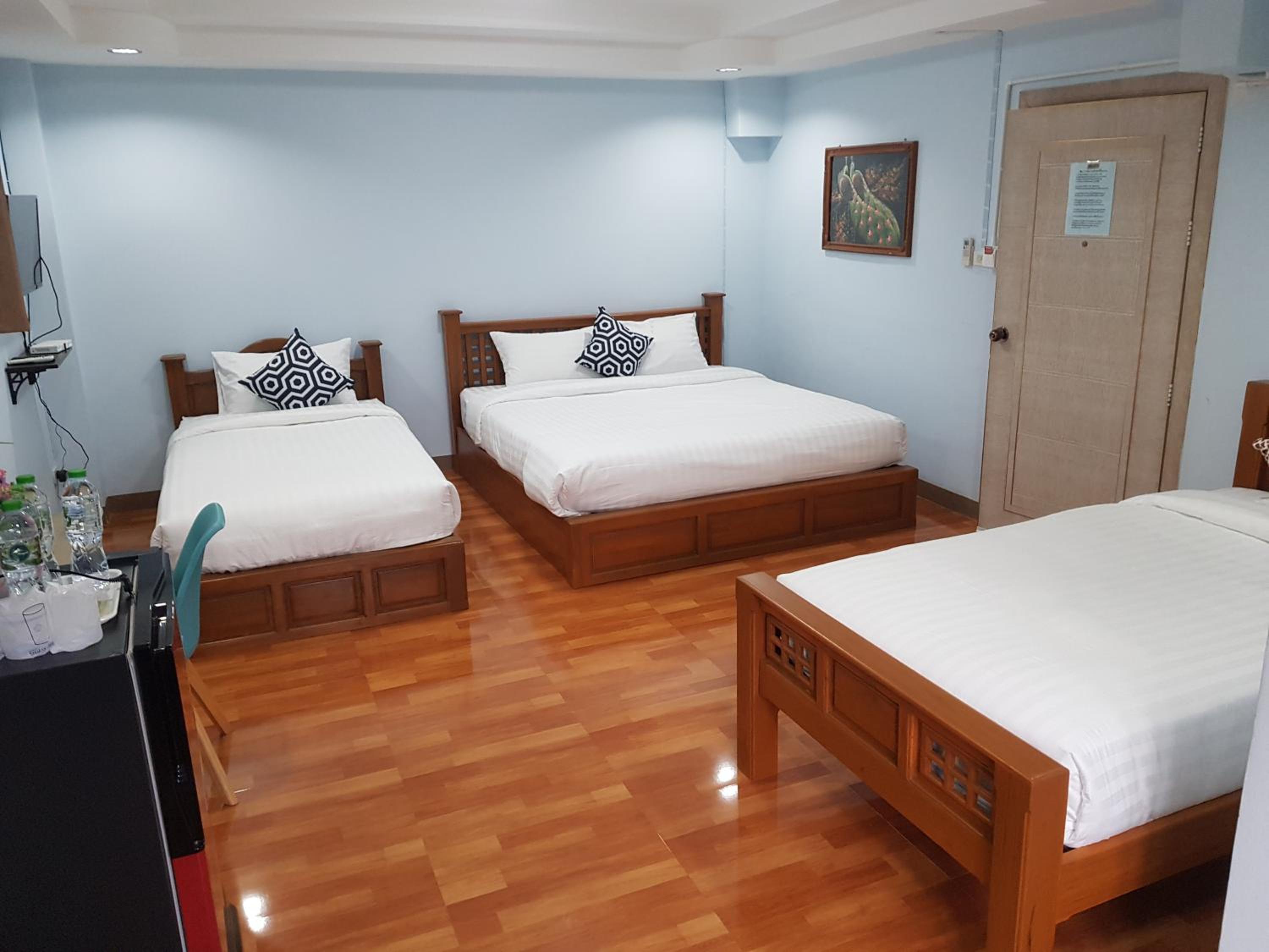 Quadruple Room with Private Bathroom - Photo 1