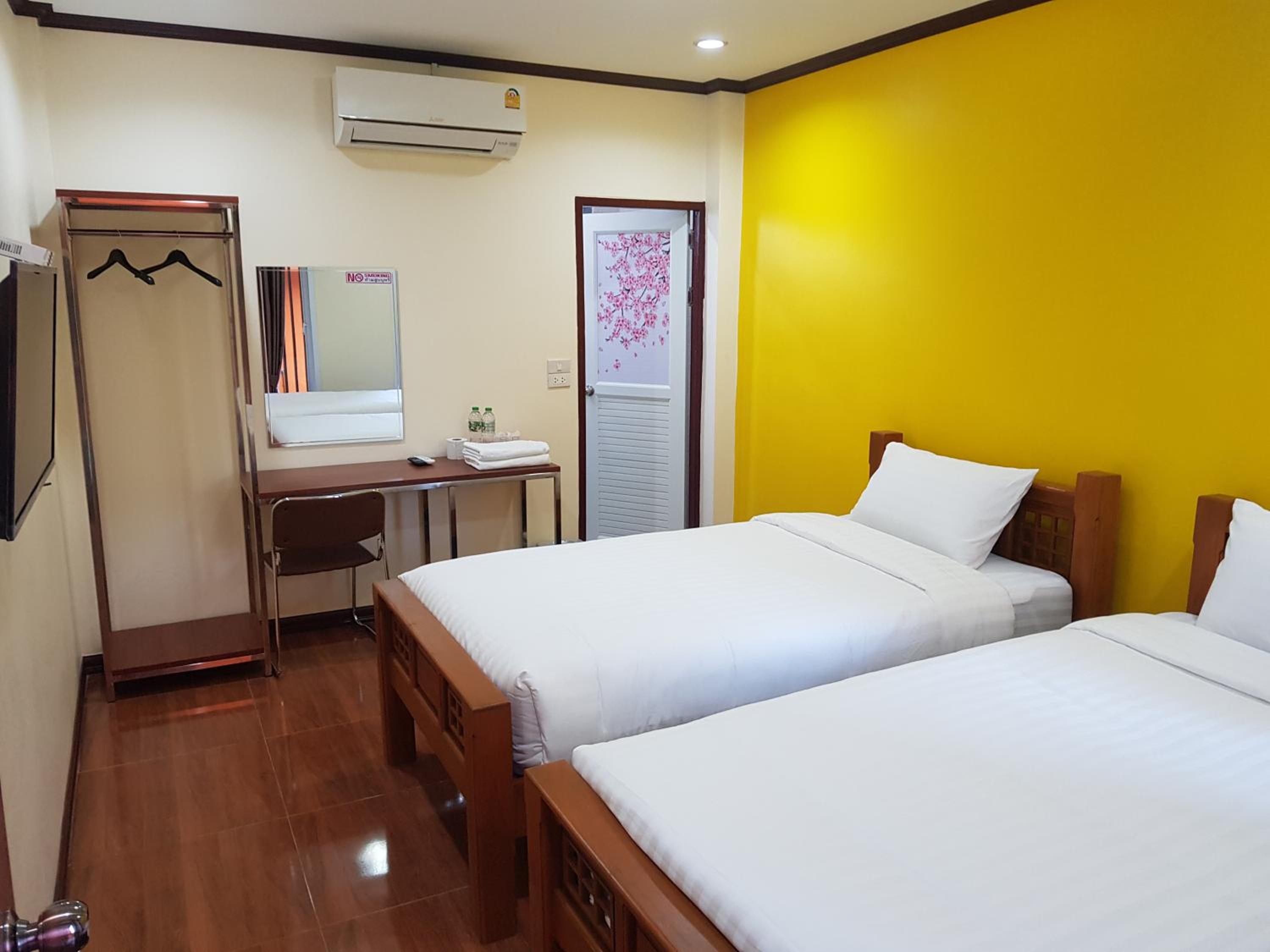 Twin Room with Bathroom - Photo 1