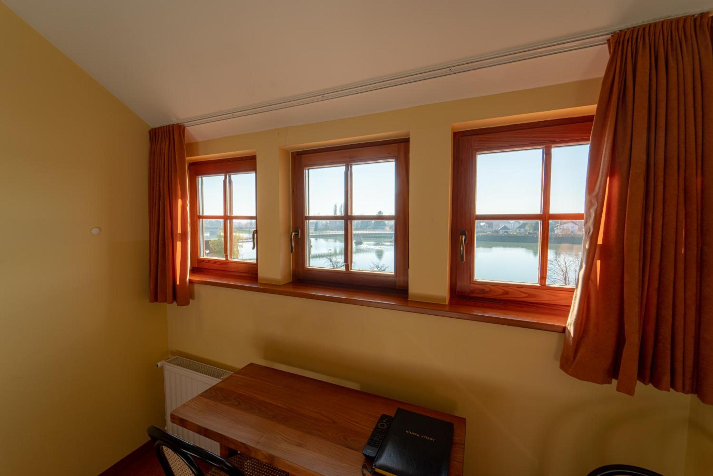 Standard Double Room with River View - Photo 20