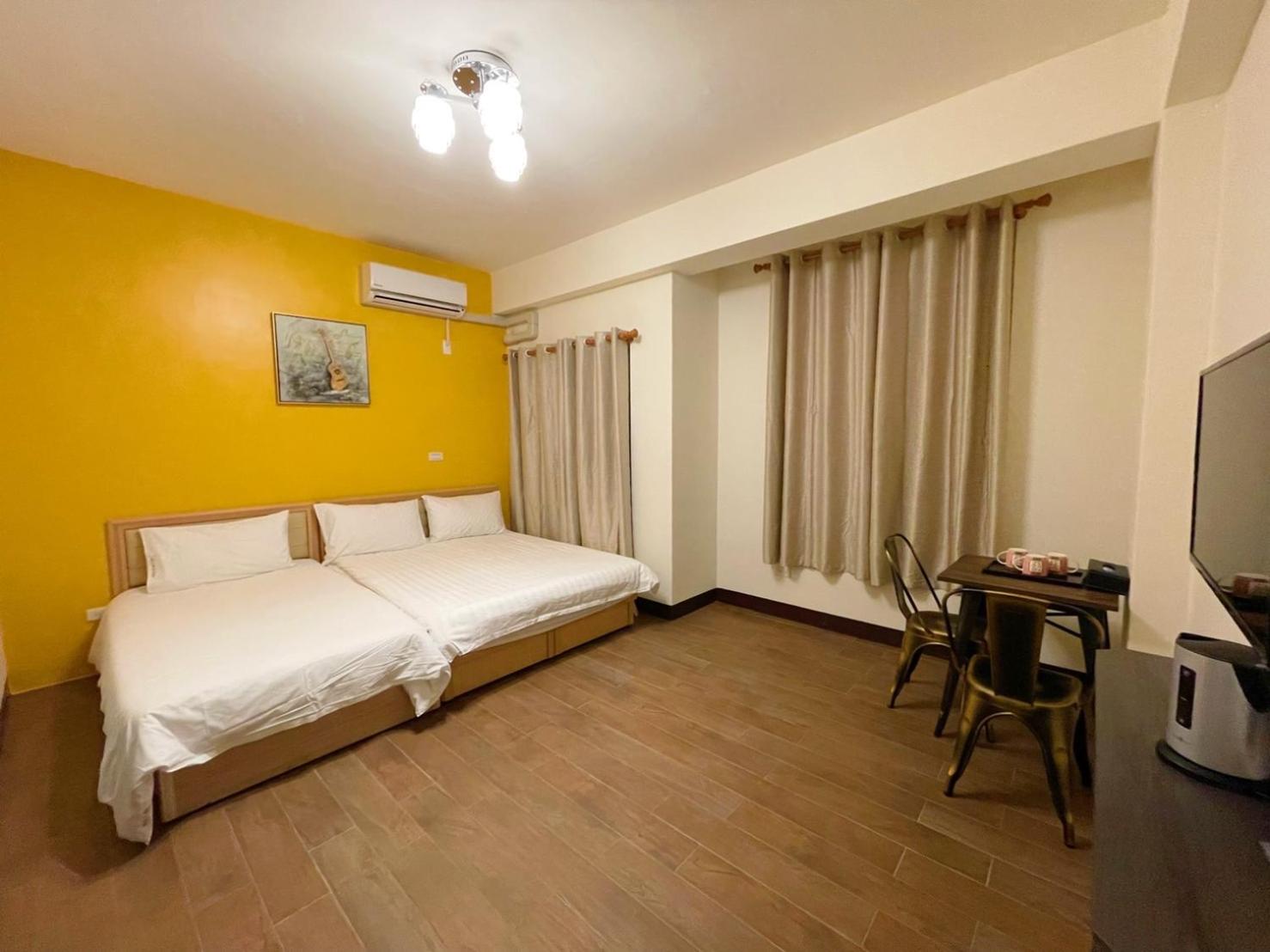 Six-Bedroom House photo 2