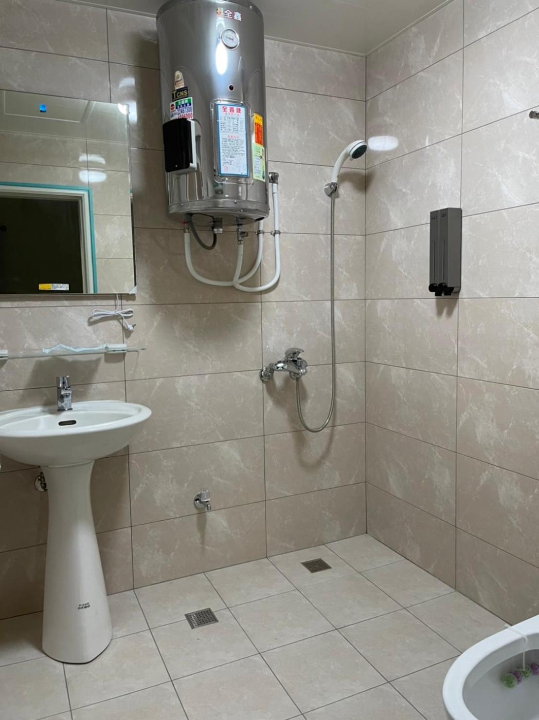 Twin Room with Private Bathroom photo 3