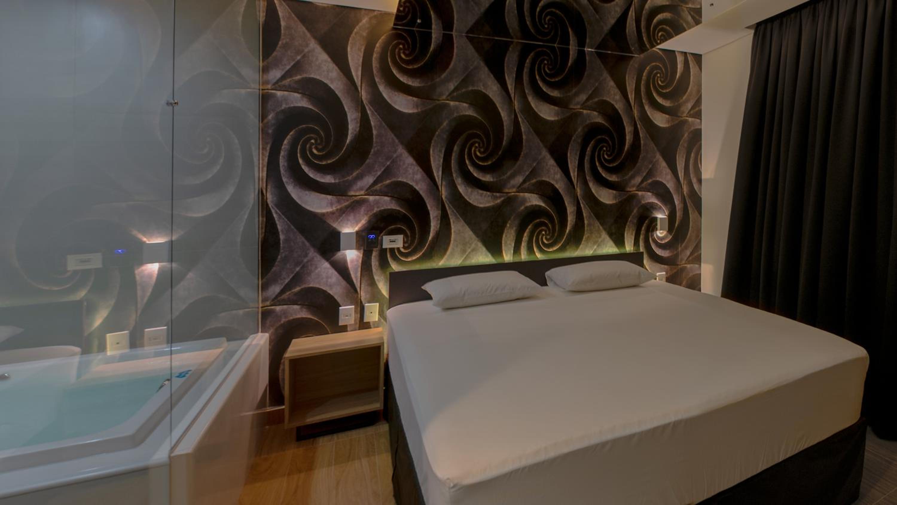 King Suite with Spa Bath - Photo 3