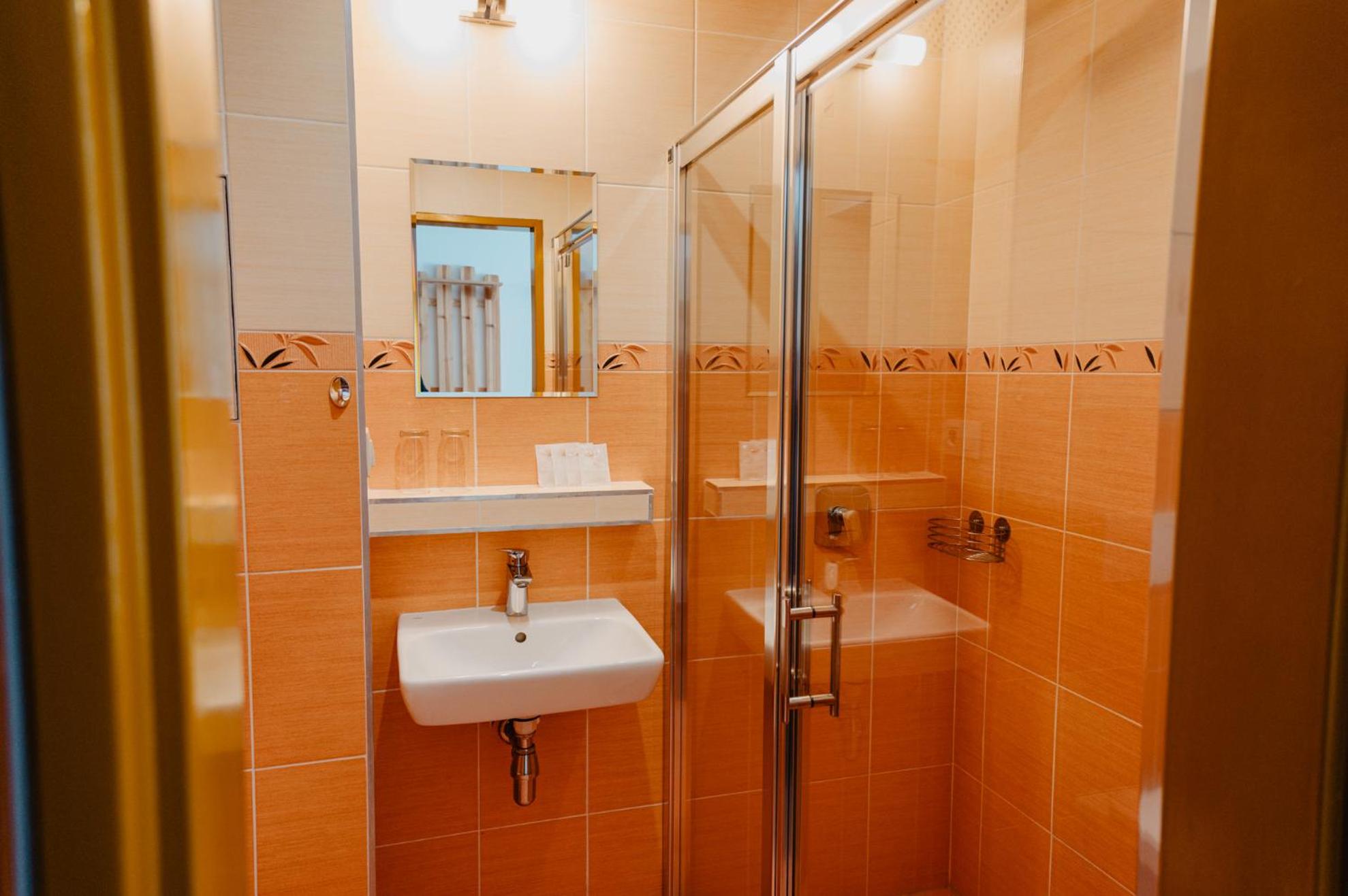 Twin Room with Private Bathroom photo 1