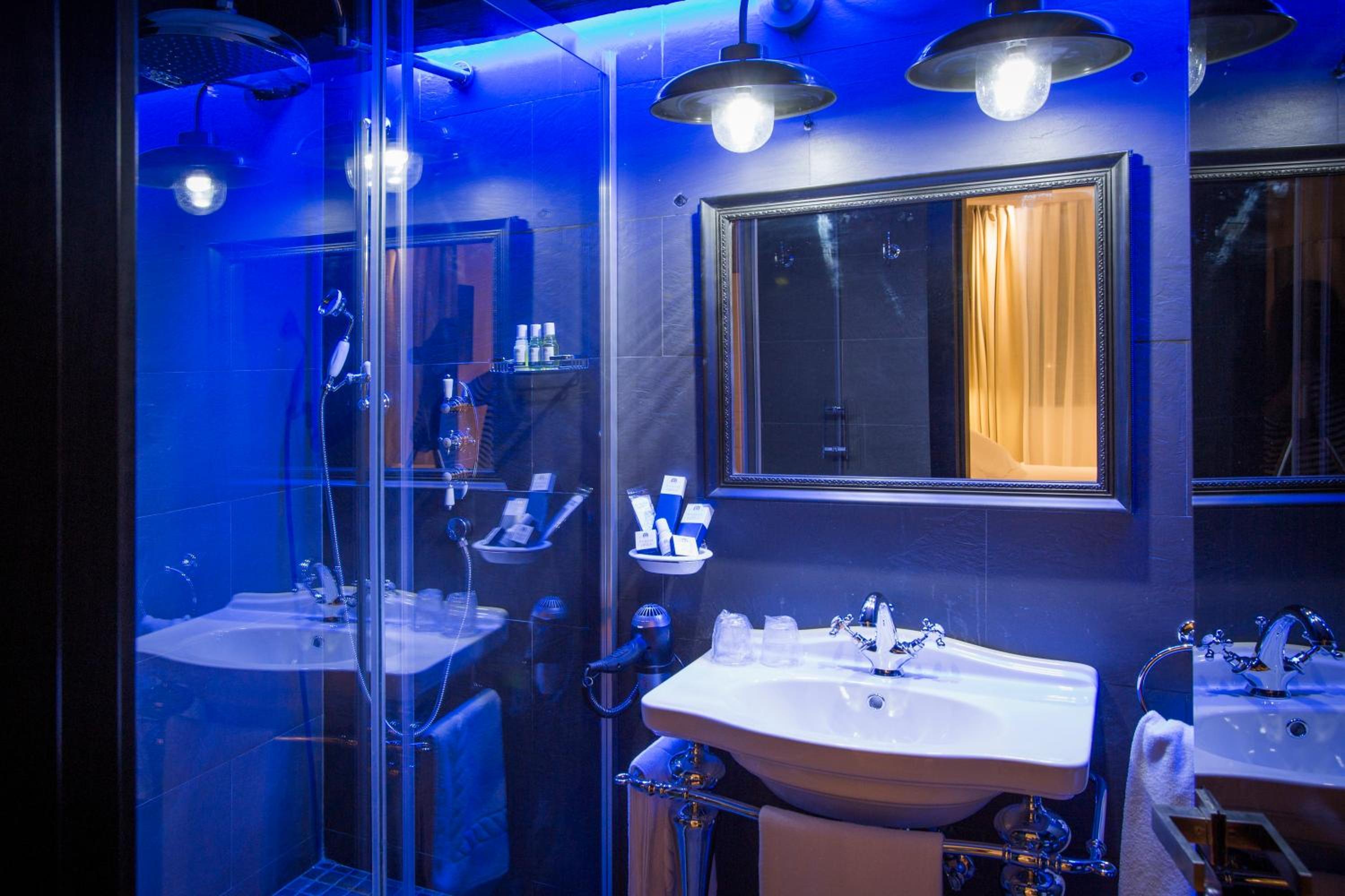 Standard Double or Twin Room - Photo 5