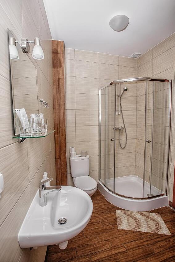 Economy Triple Room photo 3