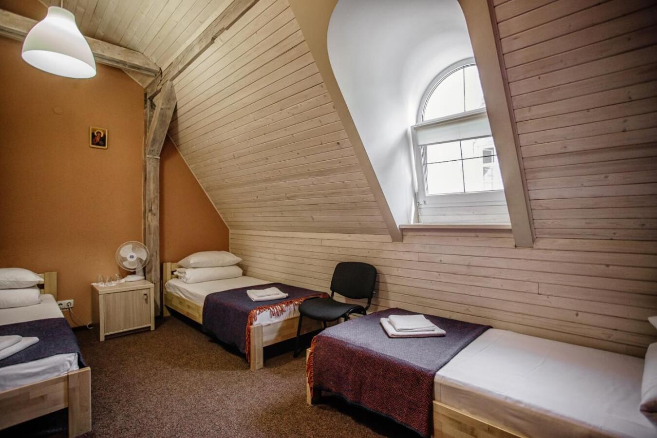 Economy Triple Room photo 2