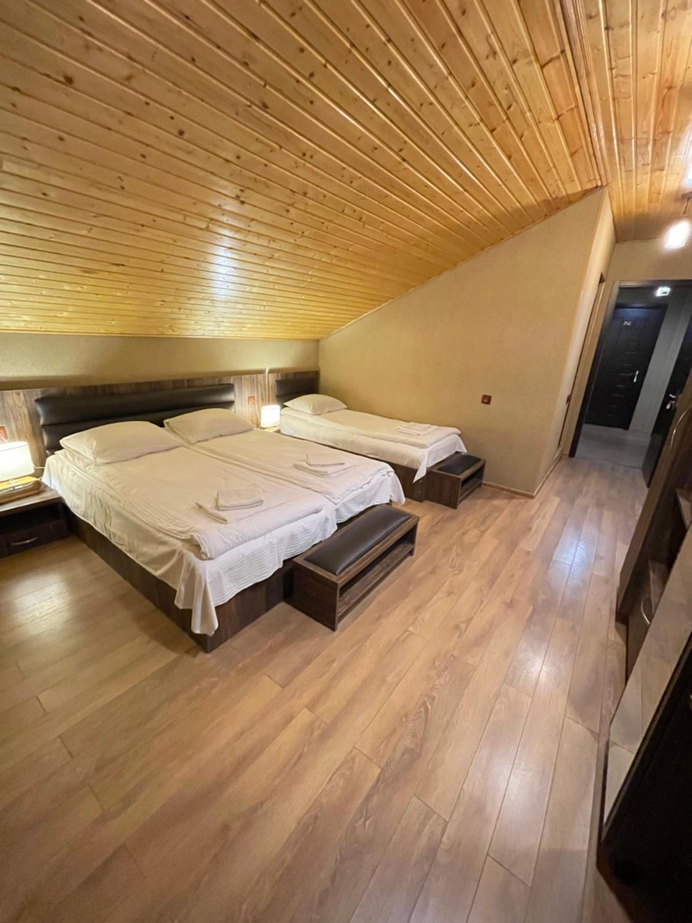 Standard Triple Room with Balcony - Photo 12