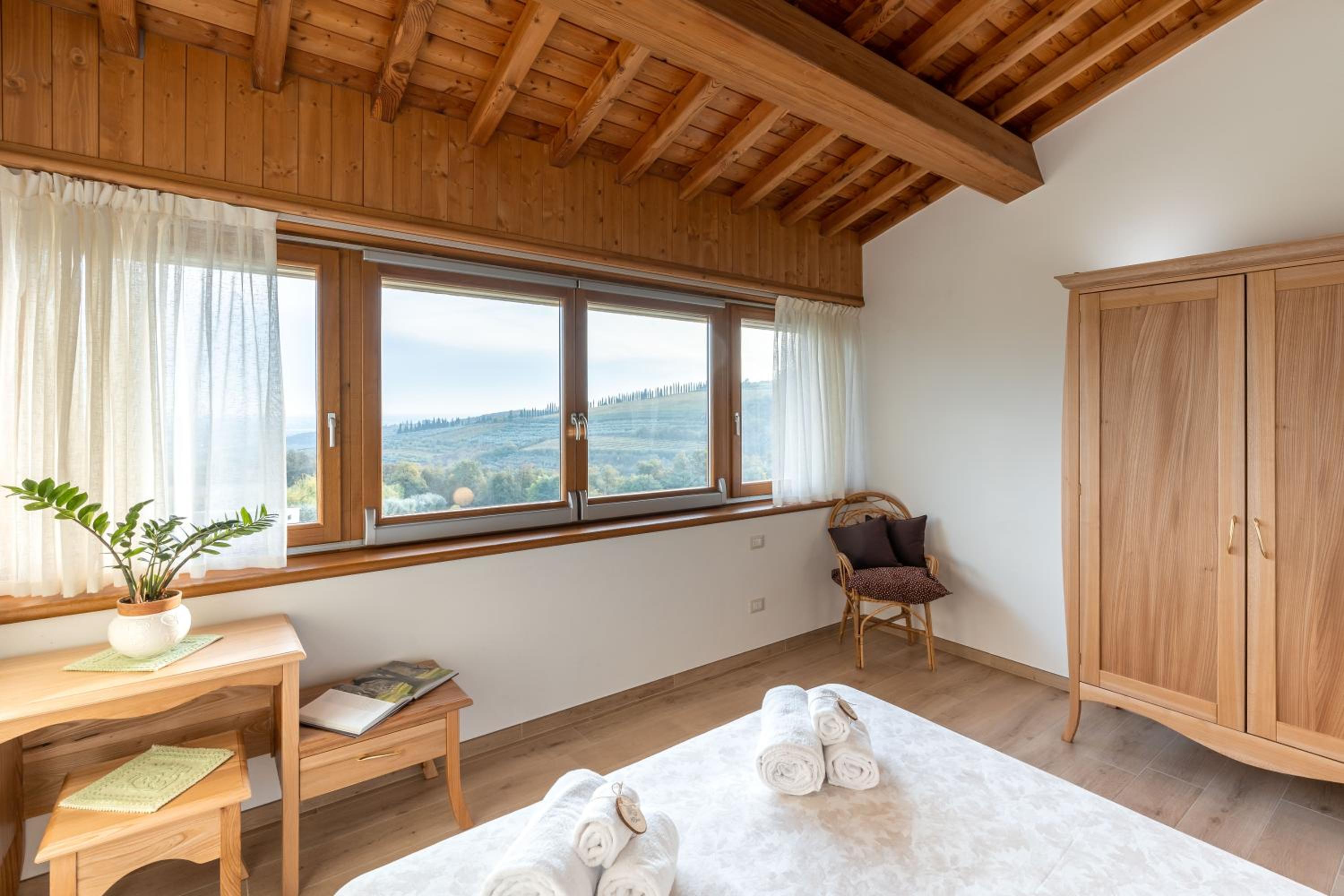 Double Room with Pool View - Photo 13