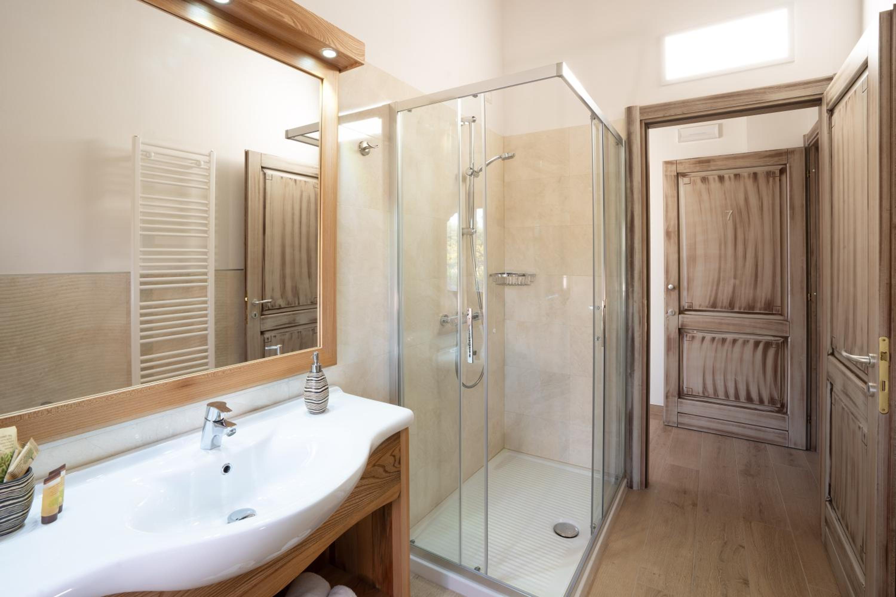 Double Room with Pool View - Photo 16