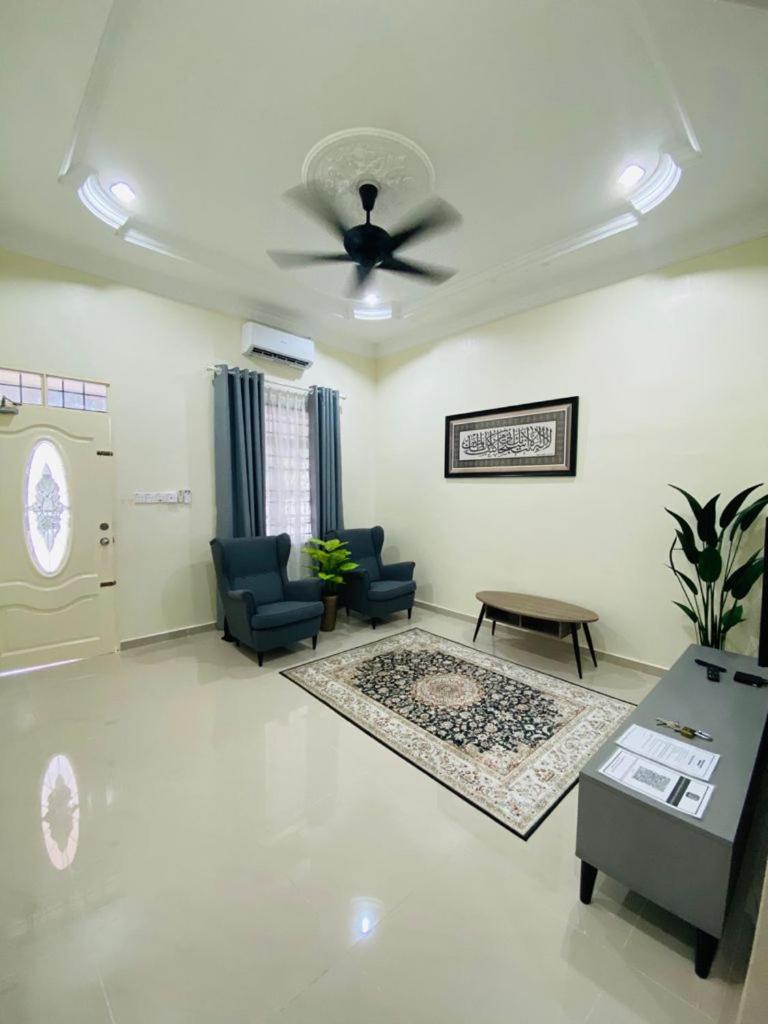 Three-Bedroom House photo 2