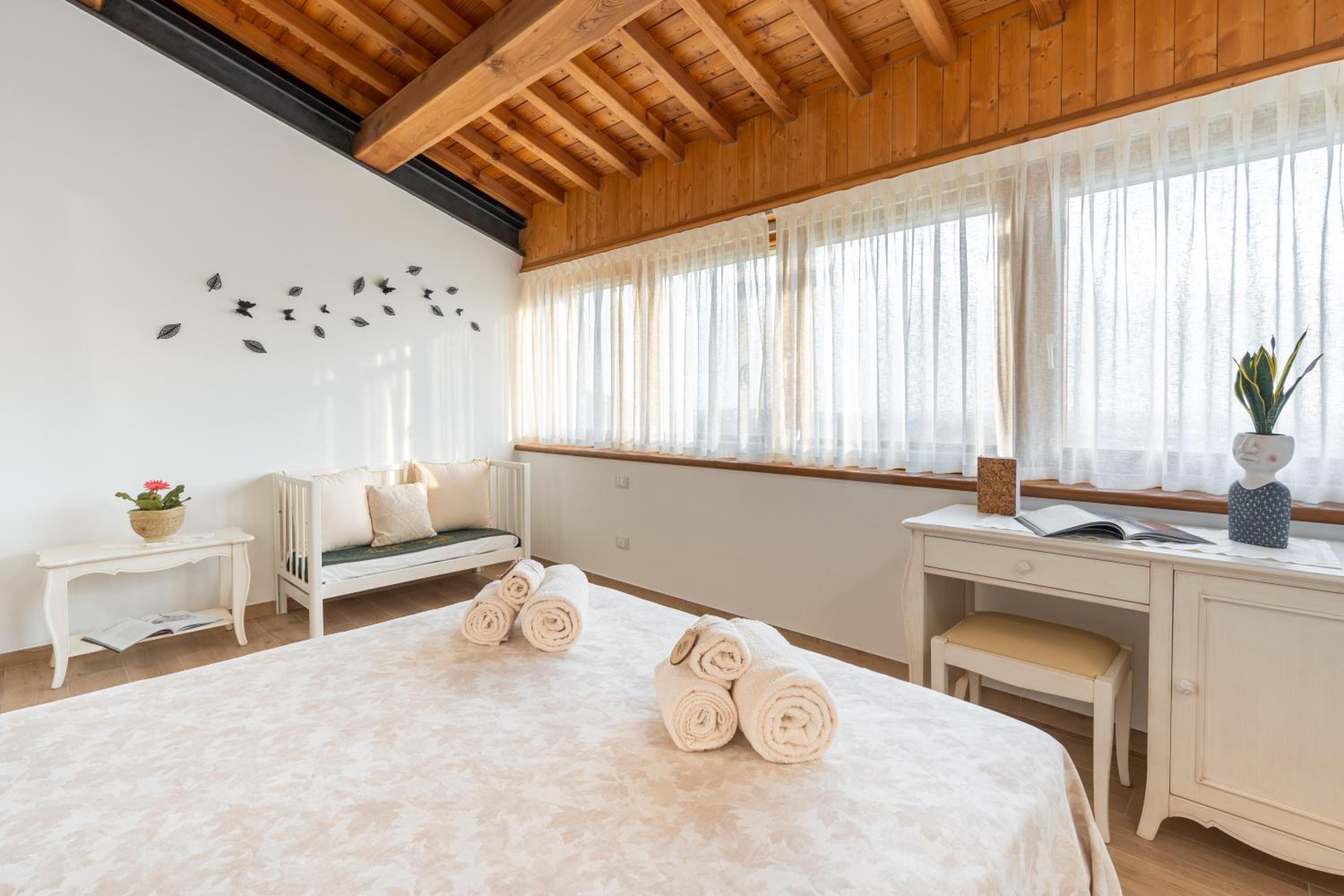 Double Room with Pool View - Photo 12