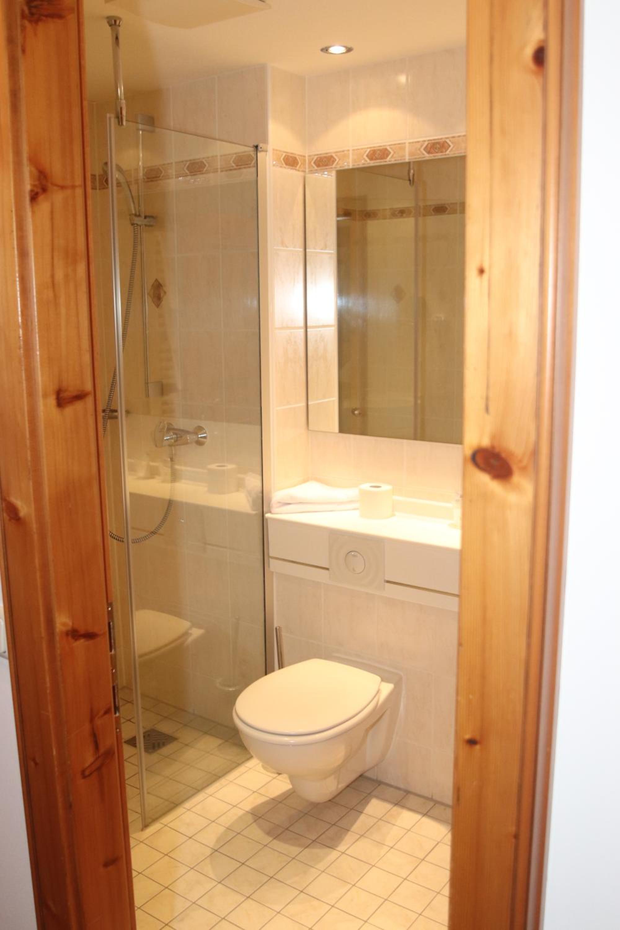 Double Room with Private Bathroom - Photo 3