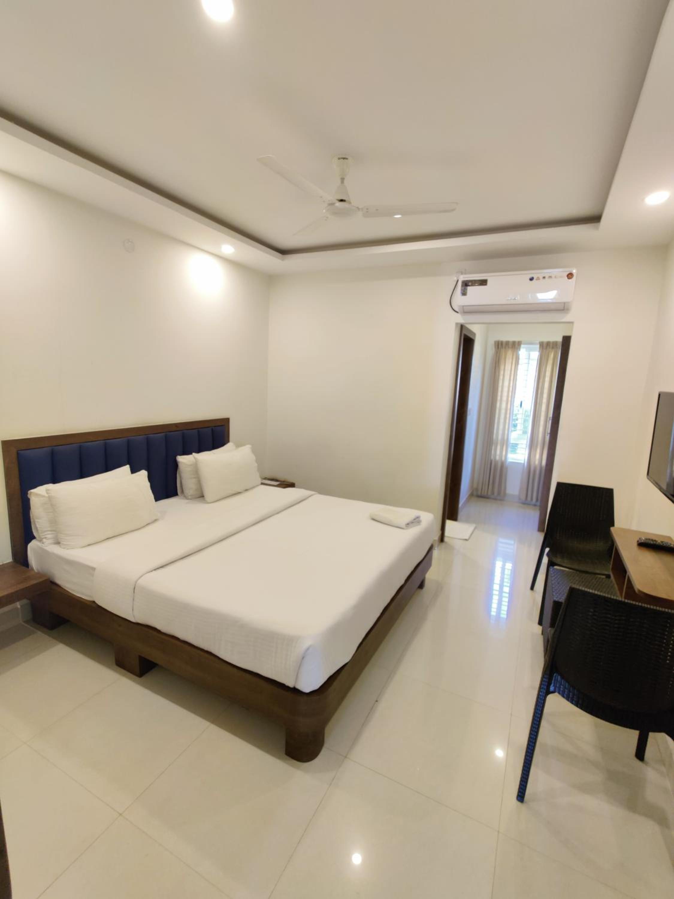 Deluxe King Room - Photo 2