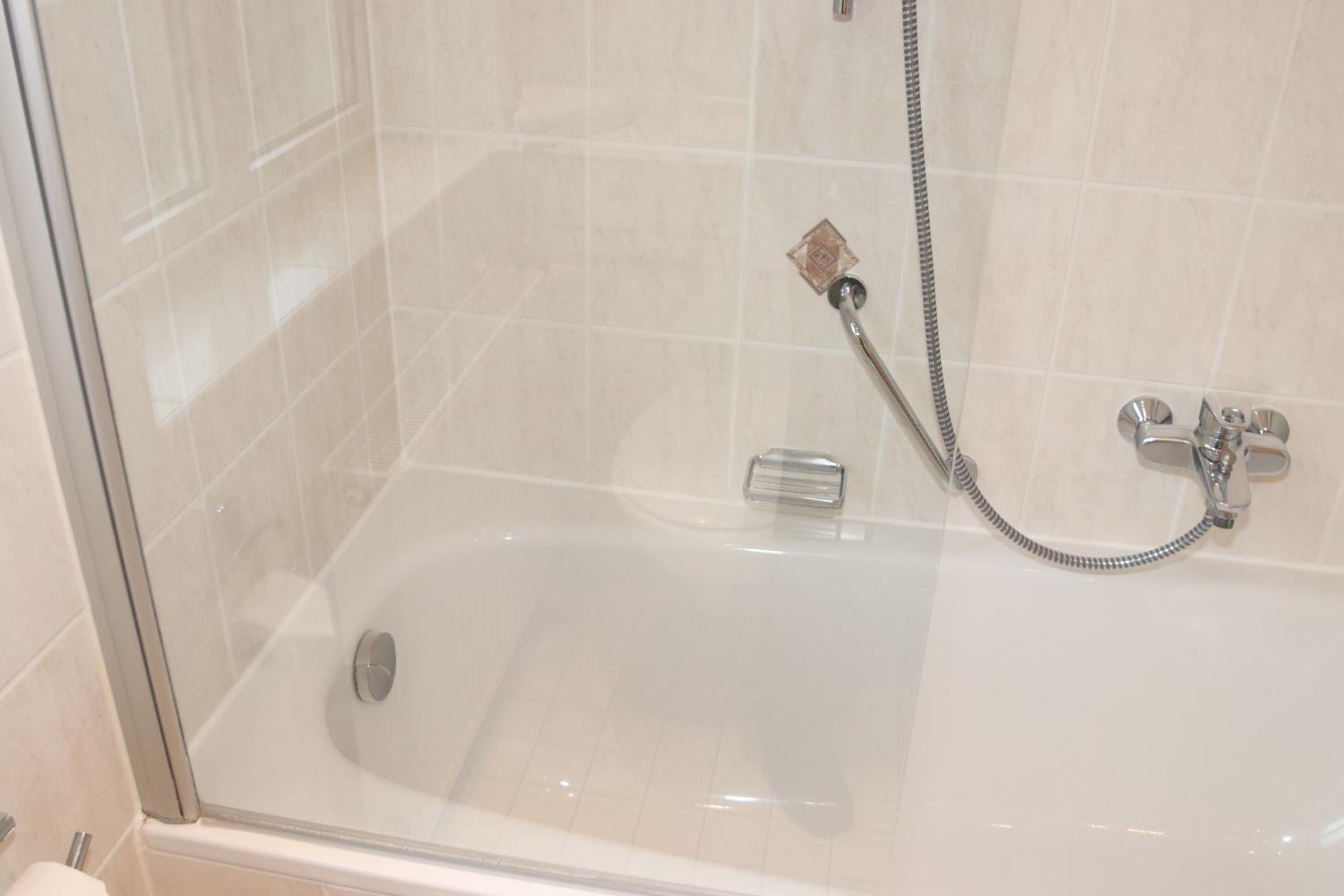 Double Room with Private Bathroom - Photo 2