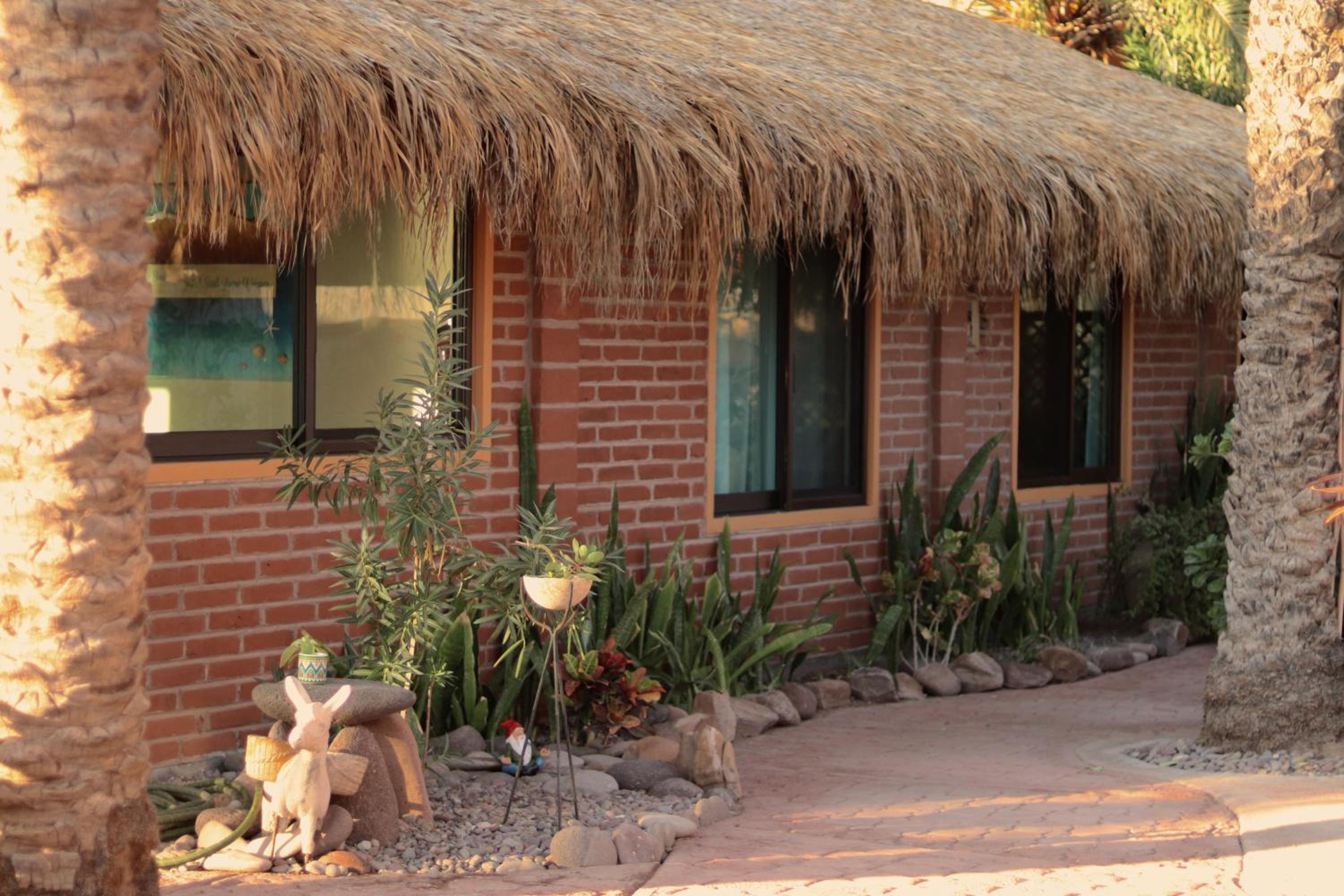 Bungalow with Garden View - Photo 3