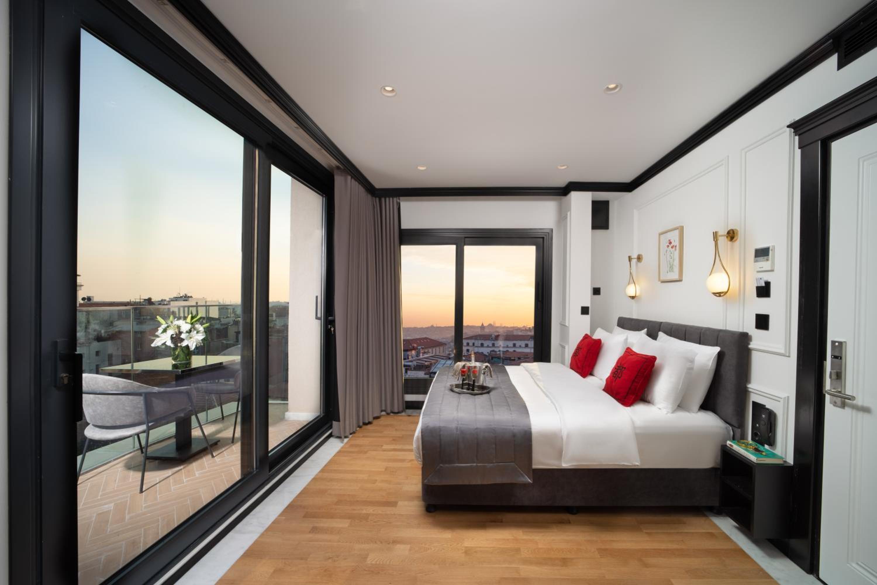 Deluxe Double Room with Balcony photo 1