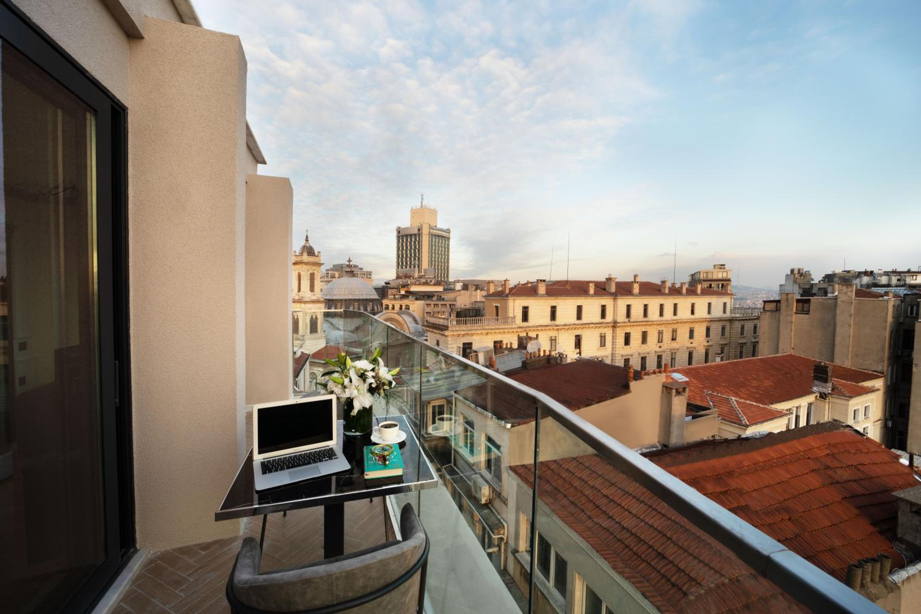 Deluxe Double Room with Balcony photo 3