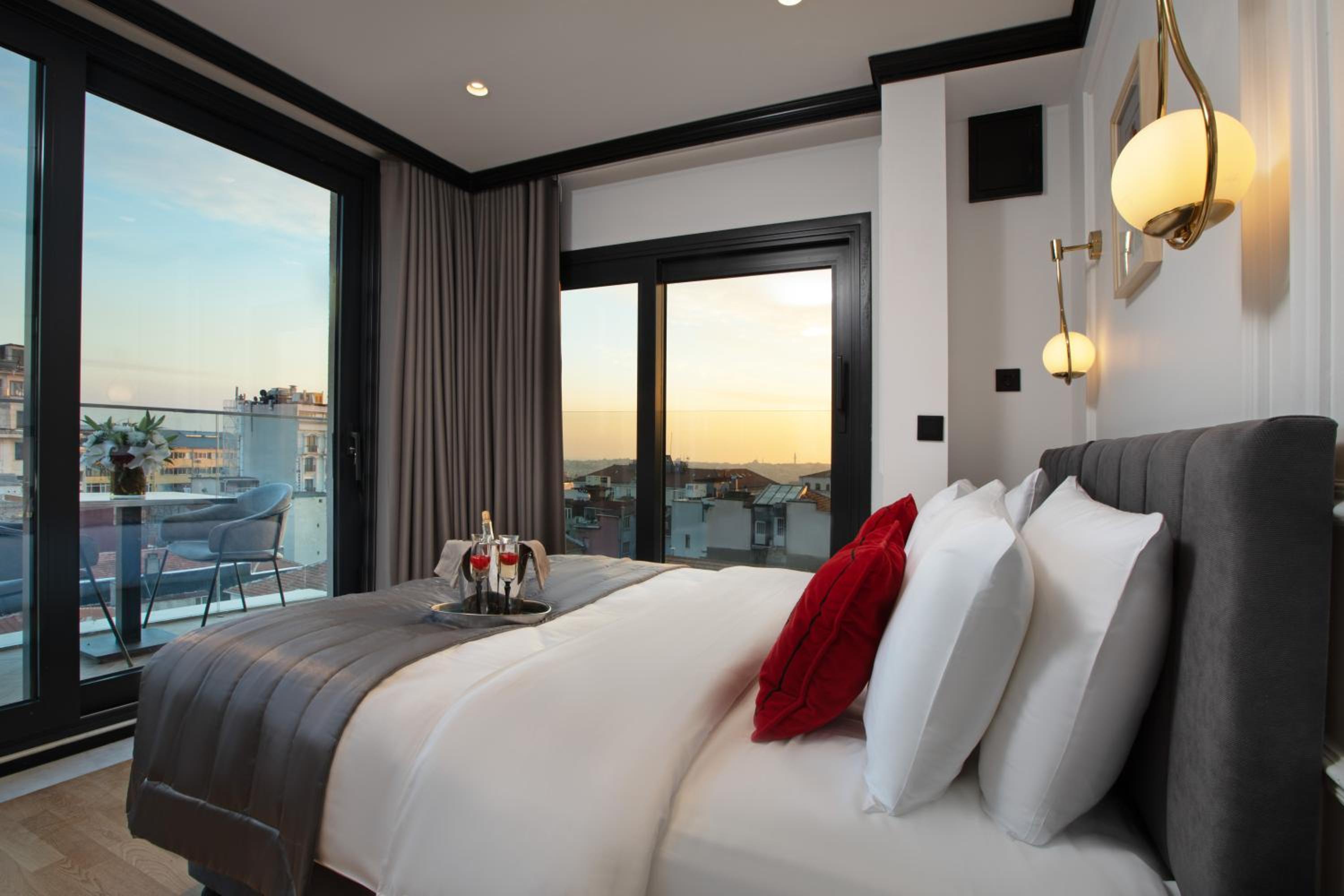 Deluxe Double Room with Balcony photo 2