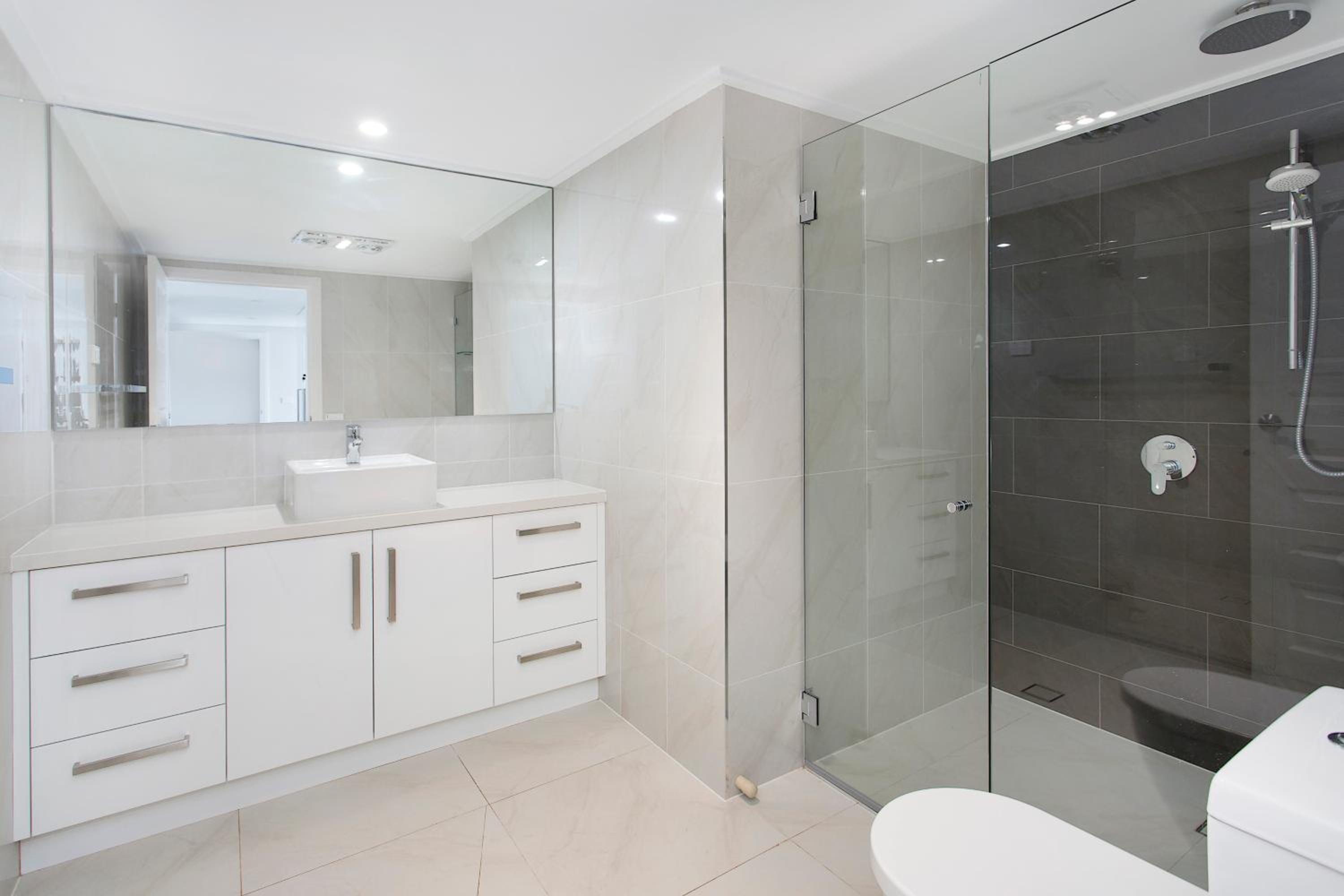 Three-Bedroom Apartment with Balcony & Ocean Views - AURA photo 3