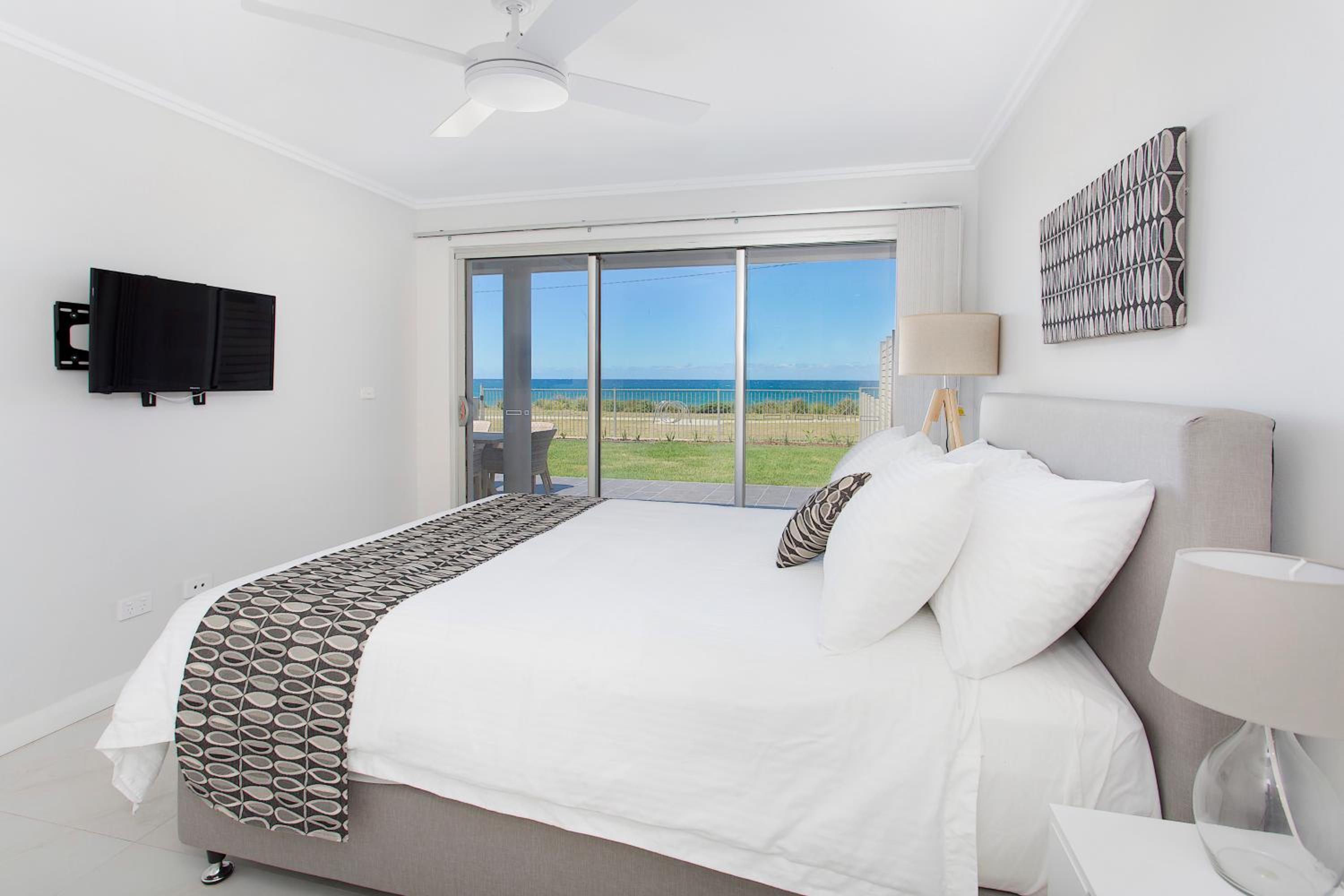 Three-Bedroom Apartment with Garden & Ocean Views - BREEZE photo 3