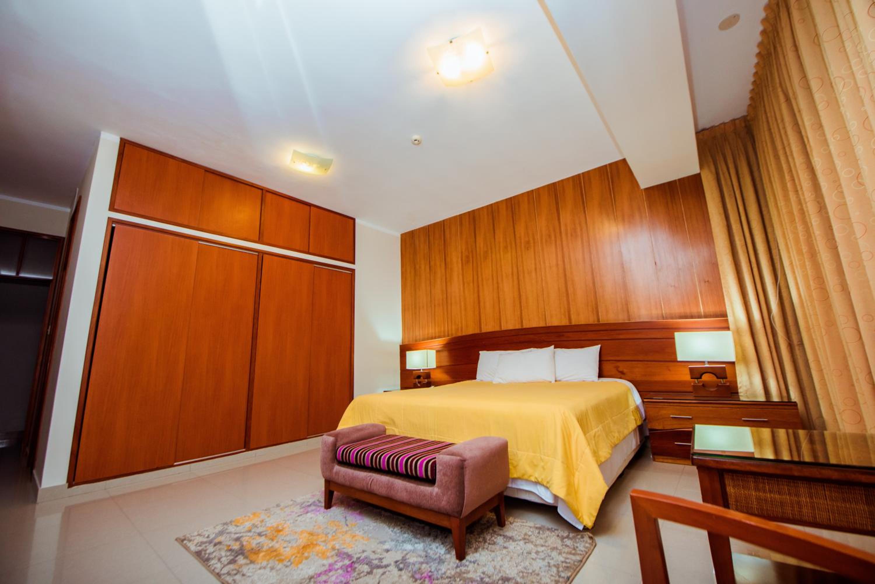 Room with Queen Bed 