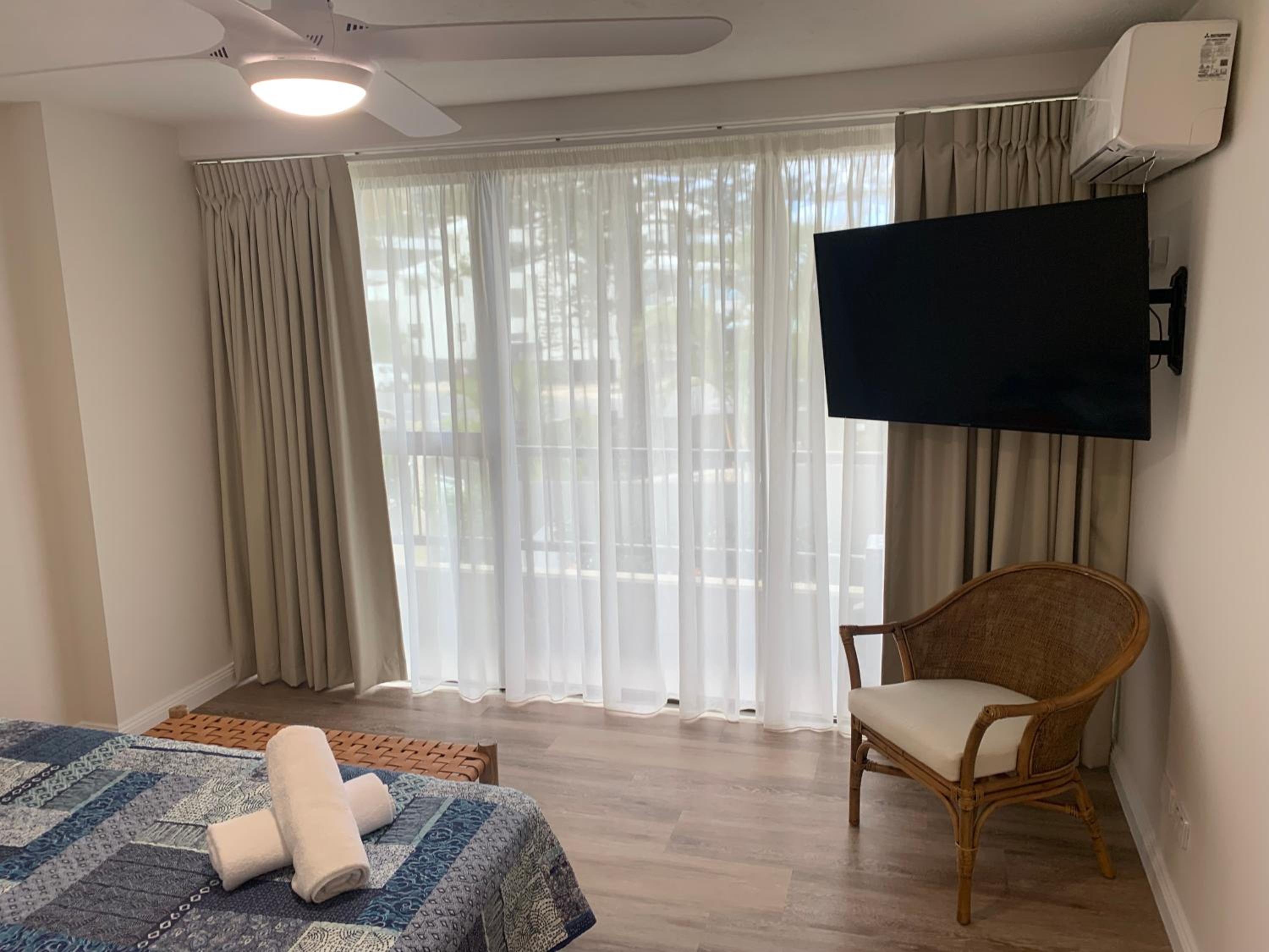 Three-Bedroom Apartment with Garden View - Photo 14