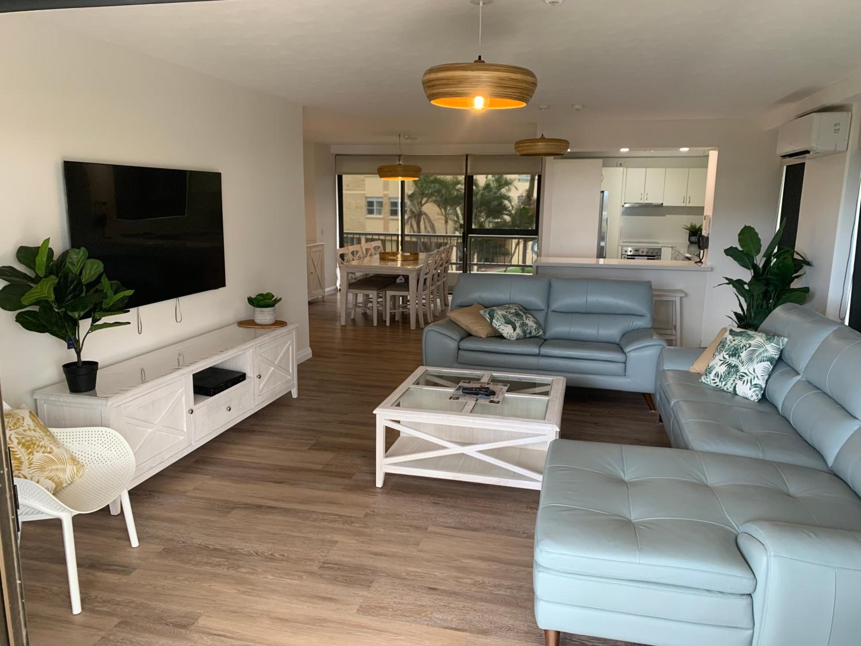 Three-Bedroom Apartment with Garden View - Photo 11