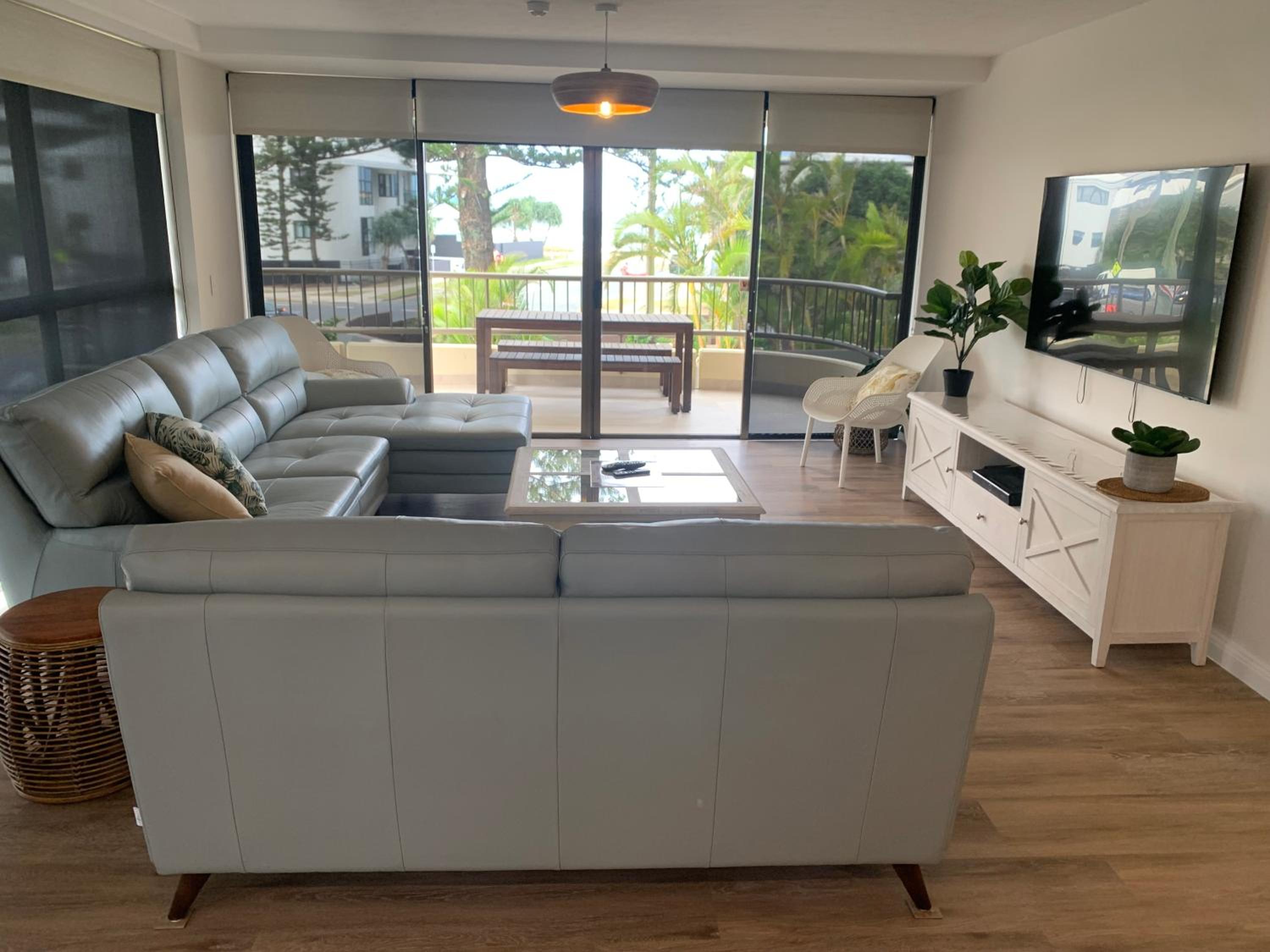 Three-Bedroom Apartment with Garden View - Photo 4