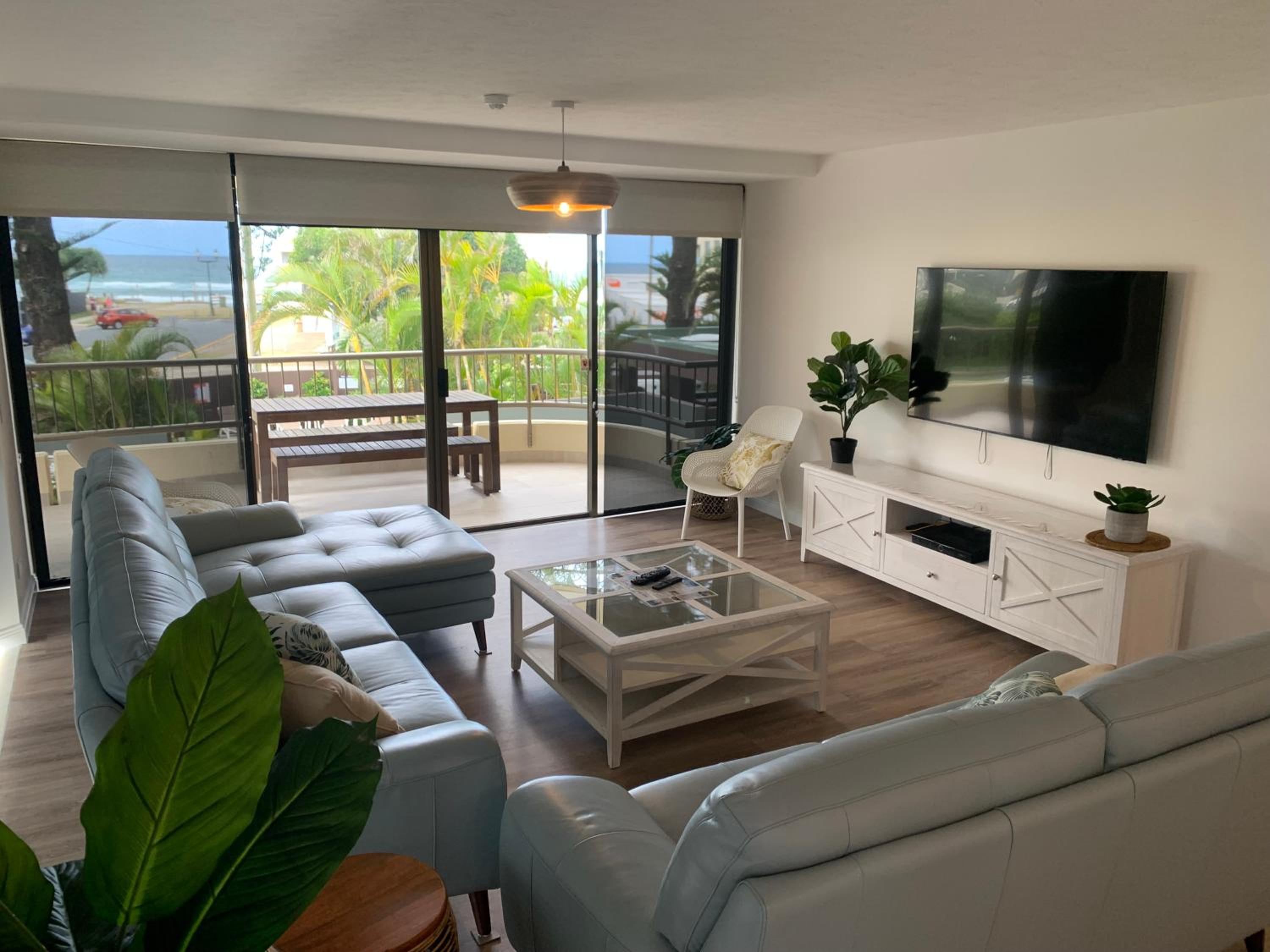 Three-Bedroom Apartment with Garden View - Photo 2