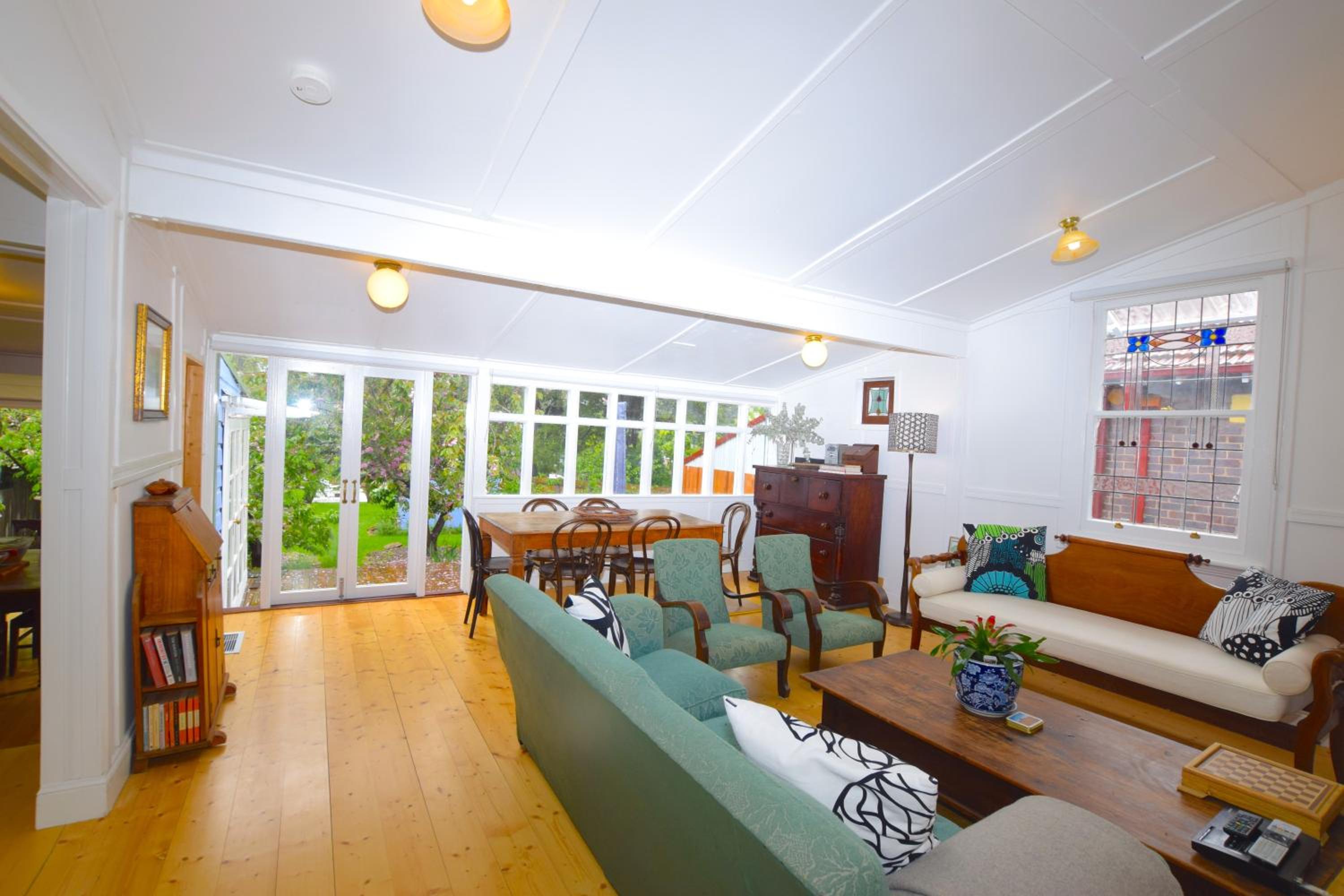 Five-Bedroom House photo 3