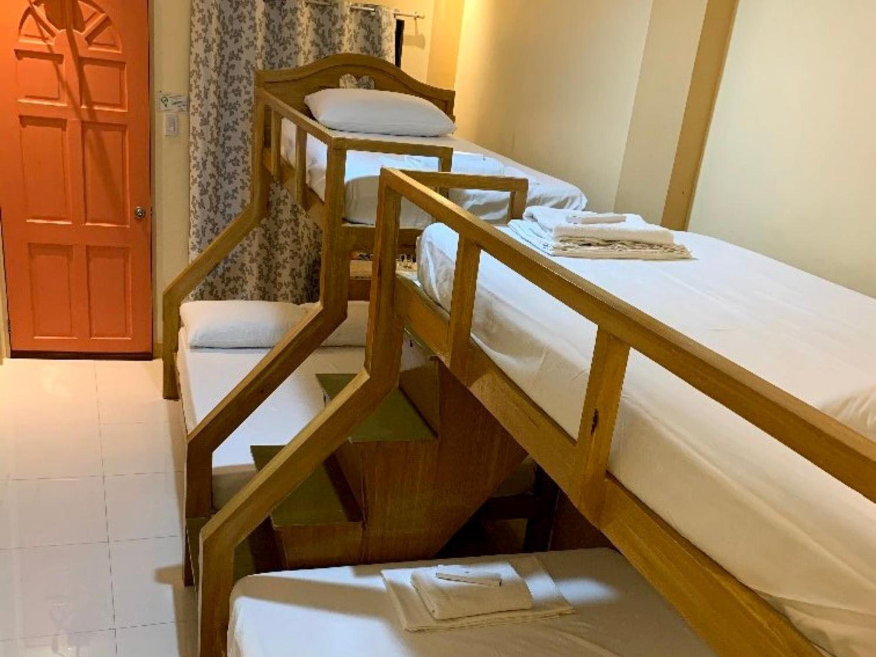 6-Bed Mixed Dormitory Room photo 3