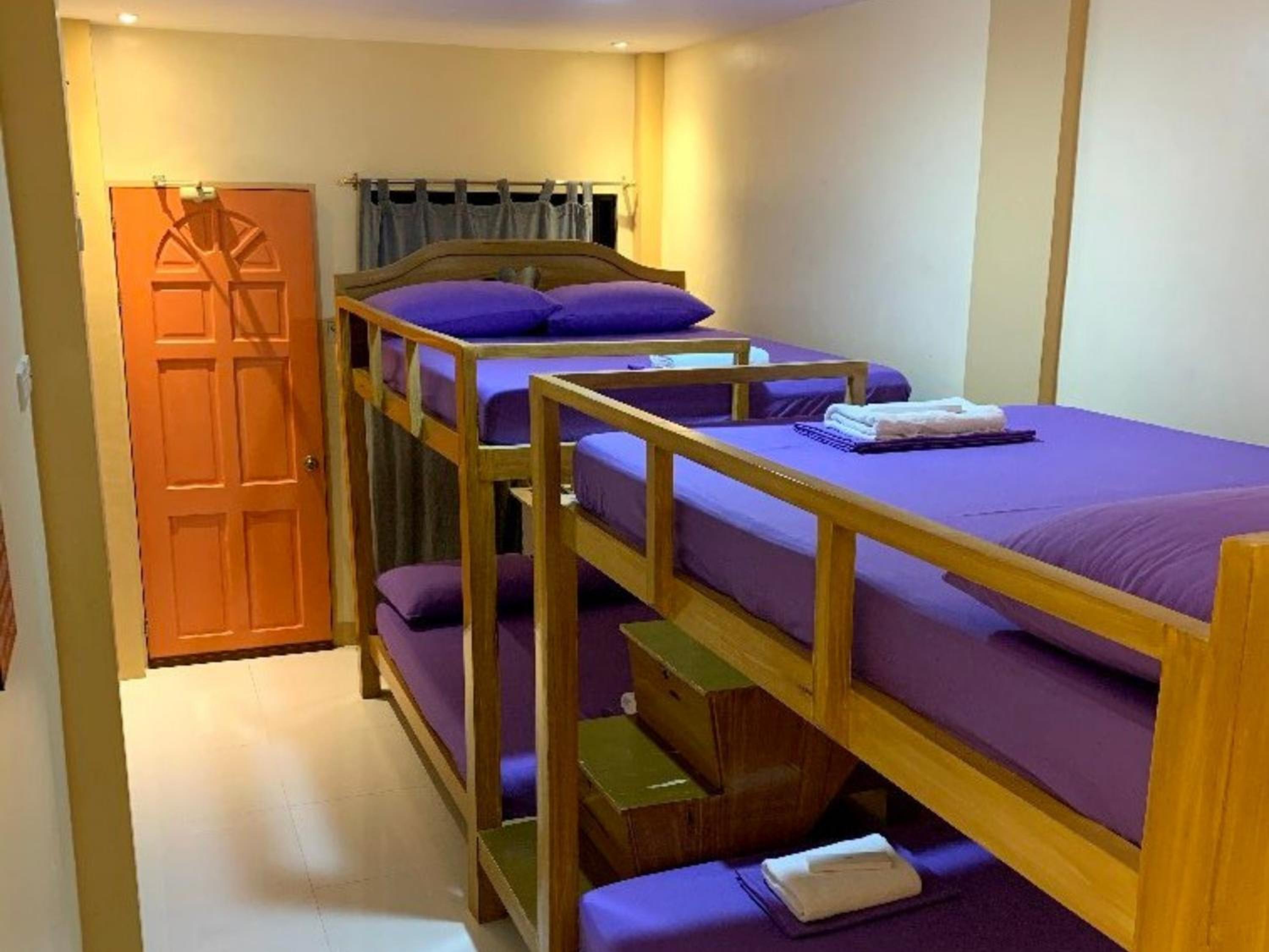 8-Bed Mixed Dormitory Room photo 3