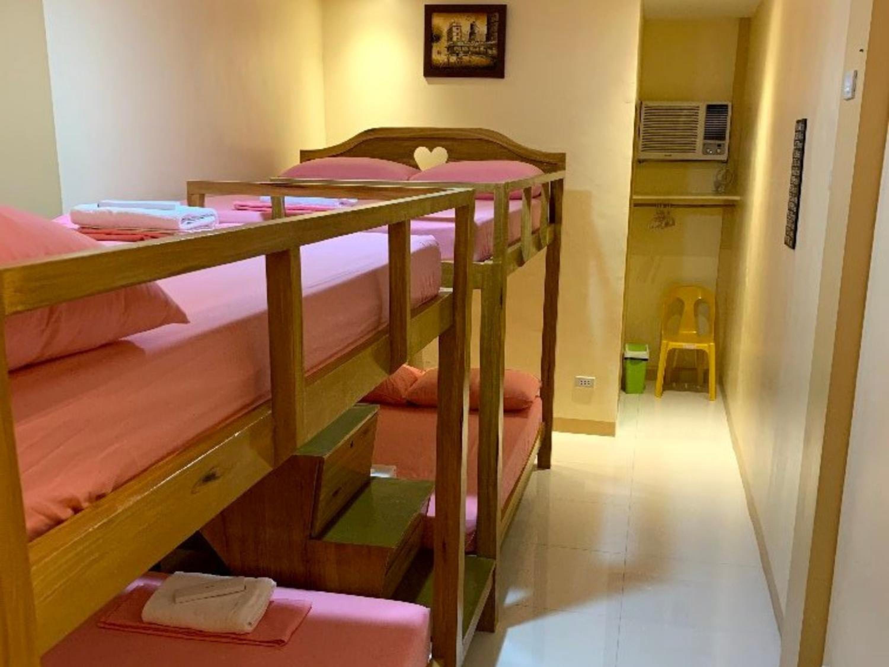 8-Bed Mixed Dormitory Room photo 2