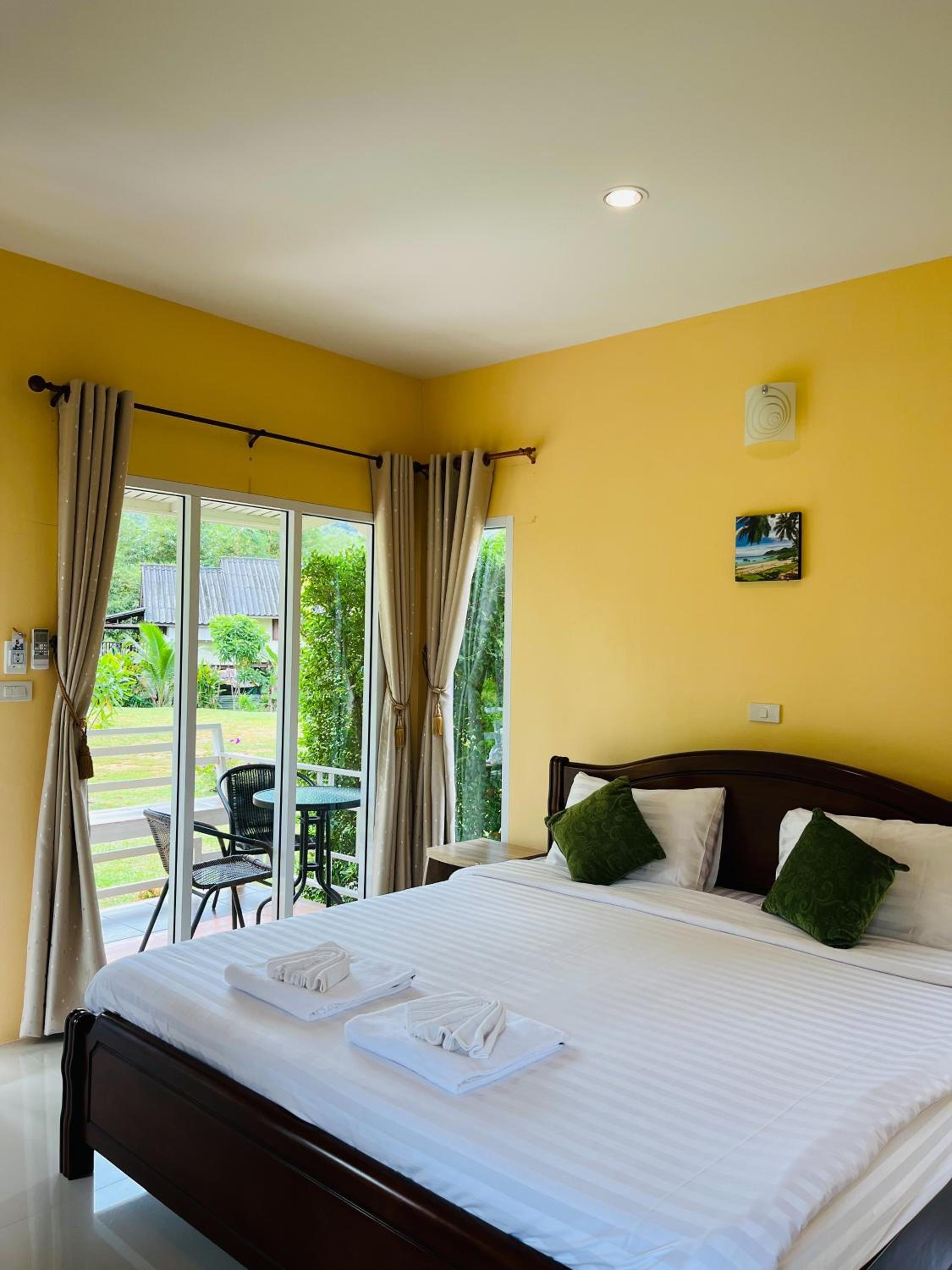 Deluxe King Room - Photo 5