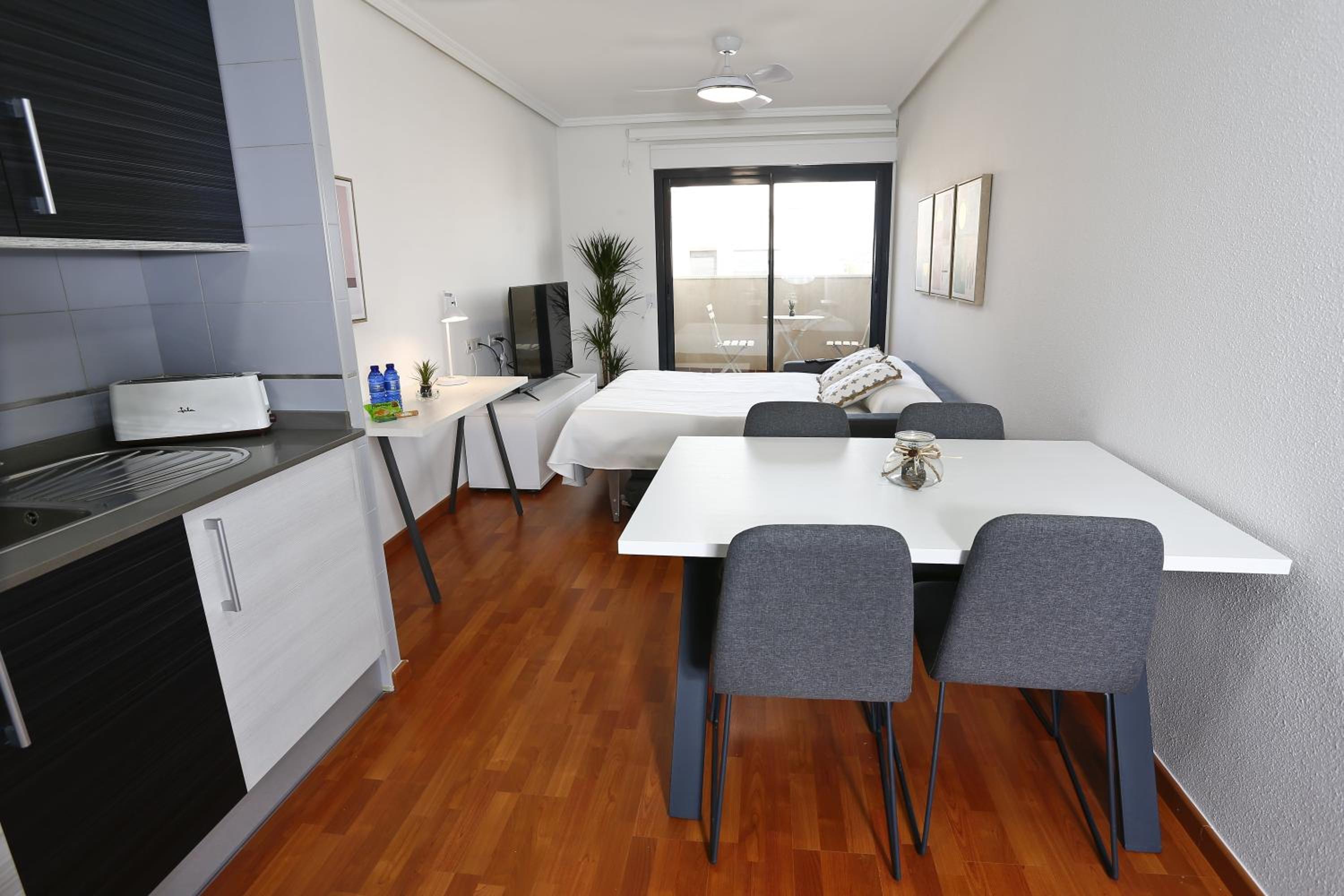 Apartment with Terrace - Photo 5