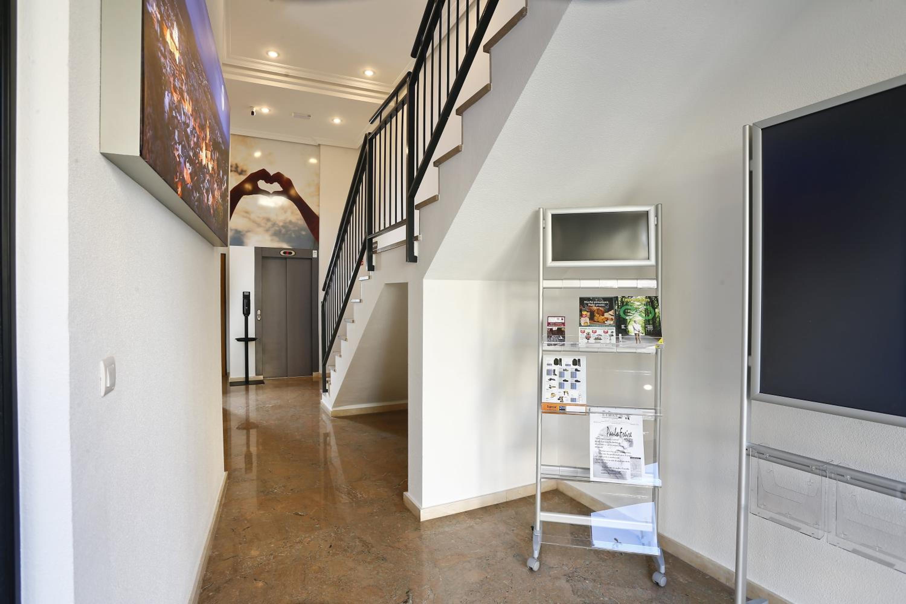 Apartment with Terrace - Photo 7