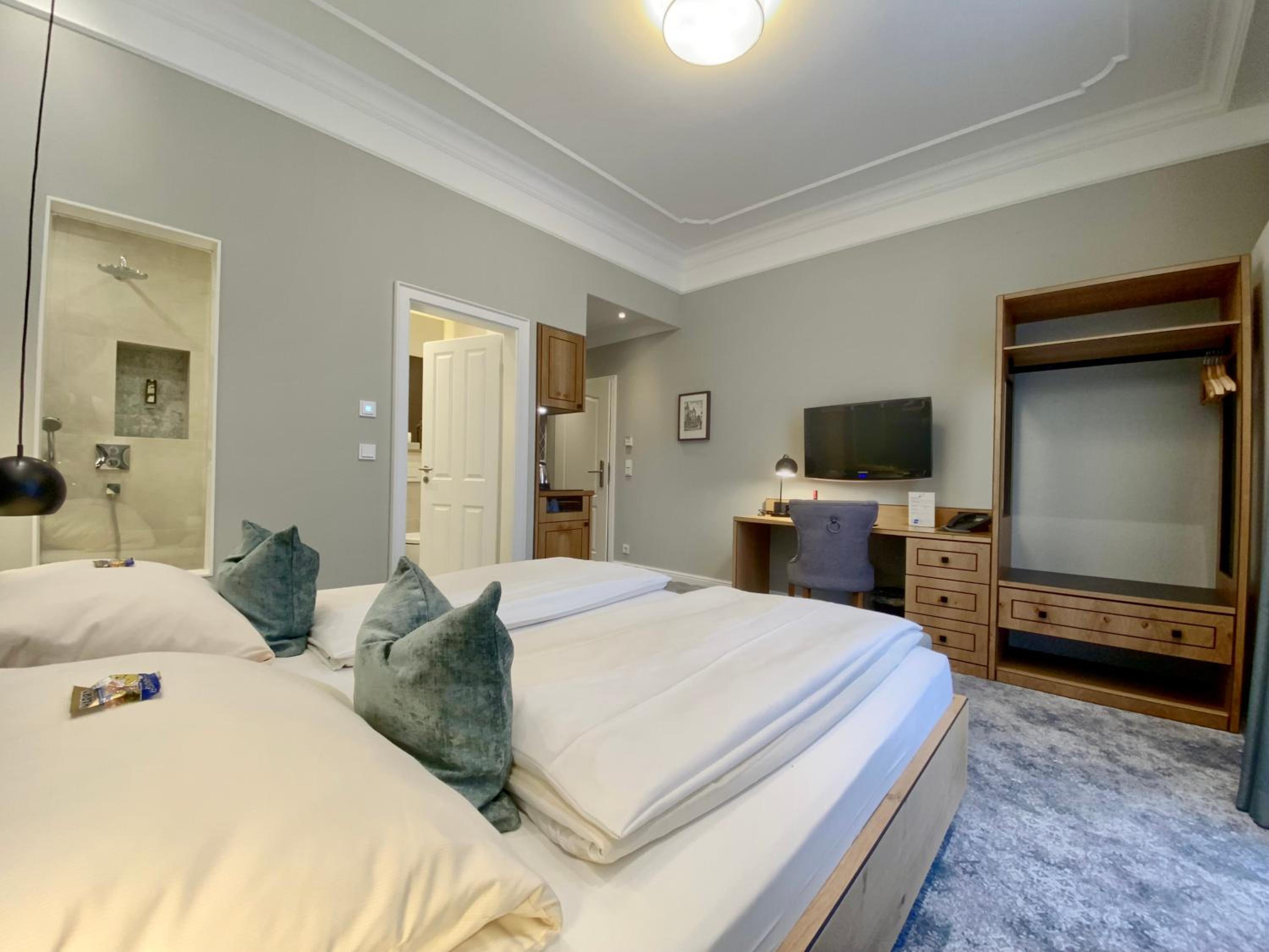 Deluxe Double Room - Photo 9
