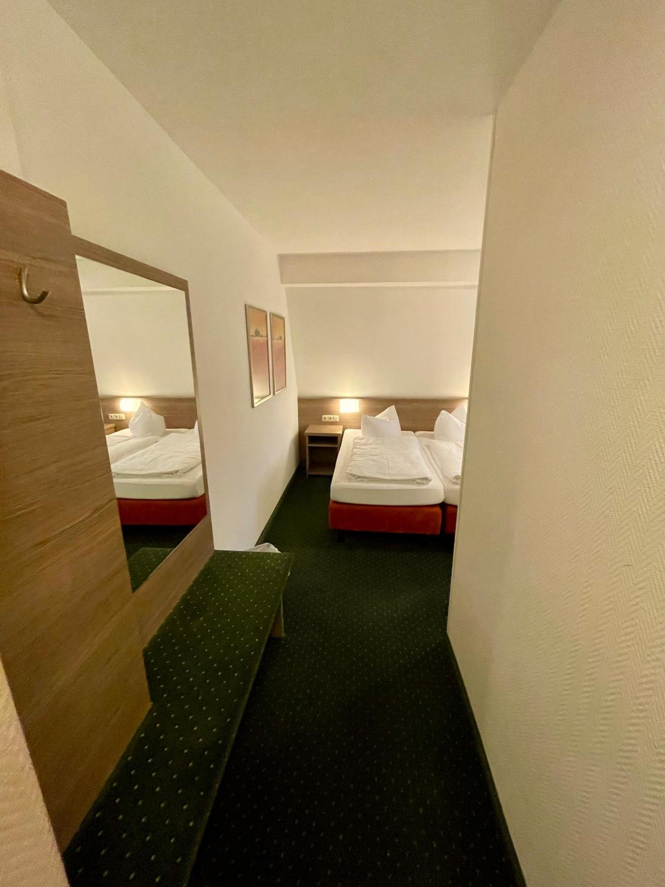Double or Twin Room - Photo 4