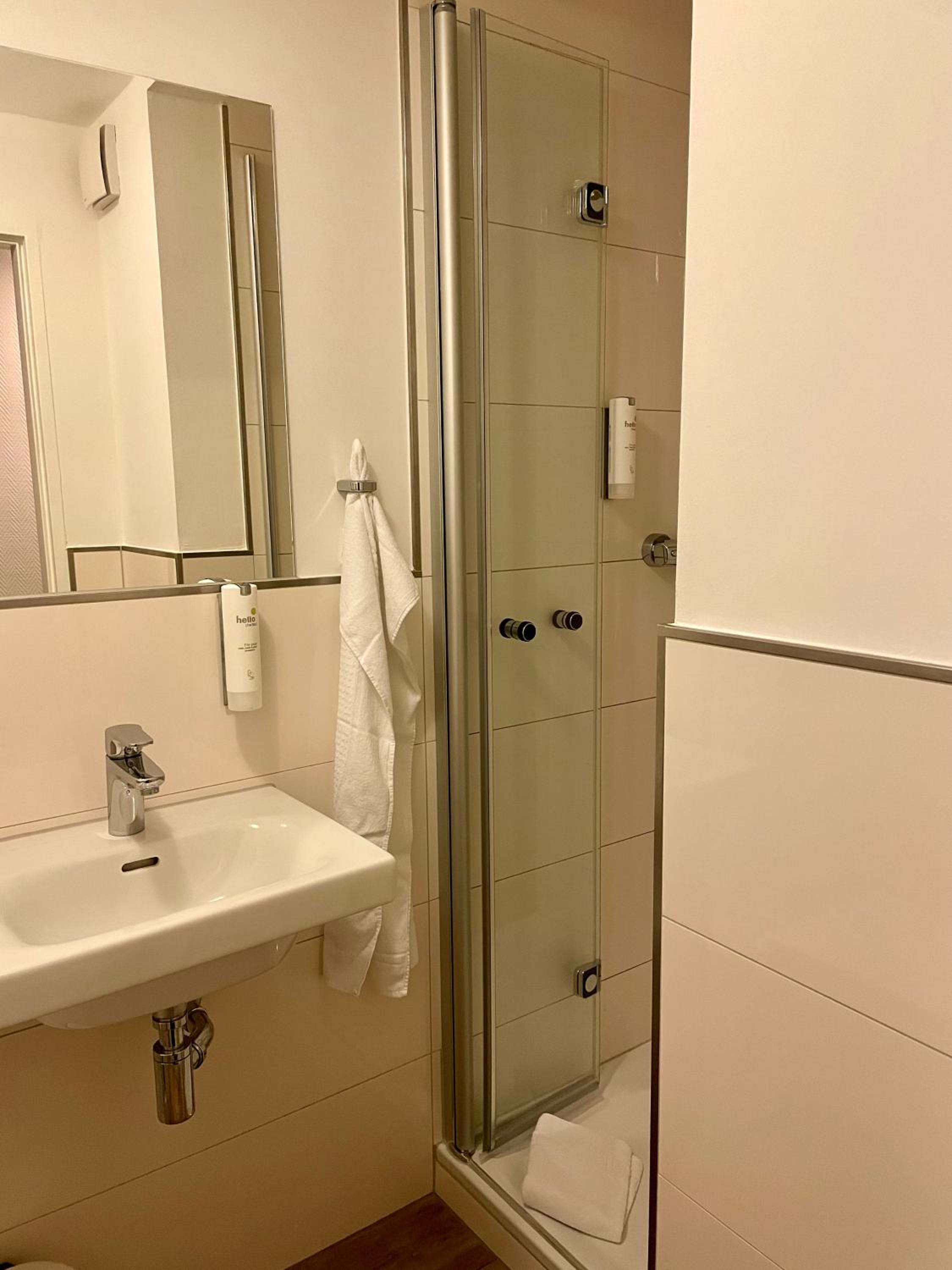Double or Twin Room - Photo 5