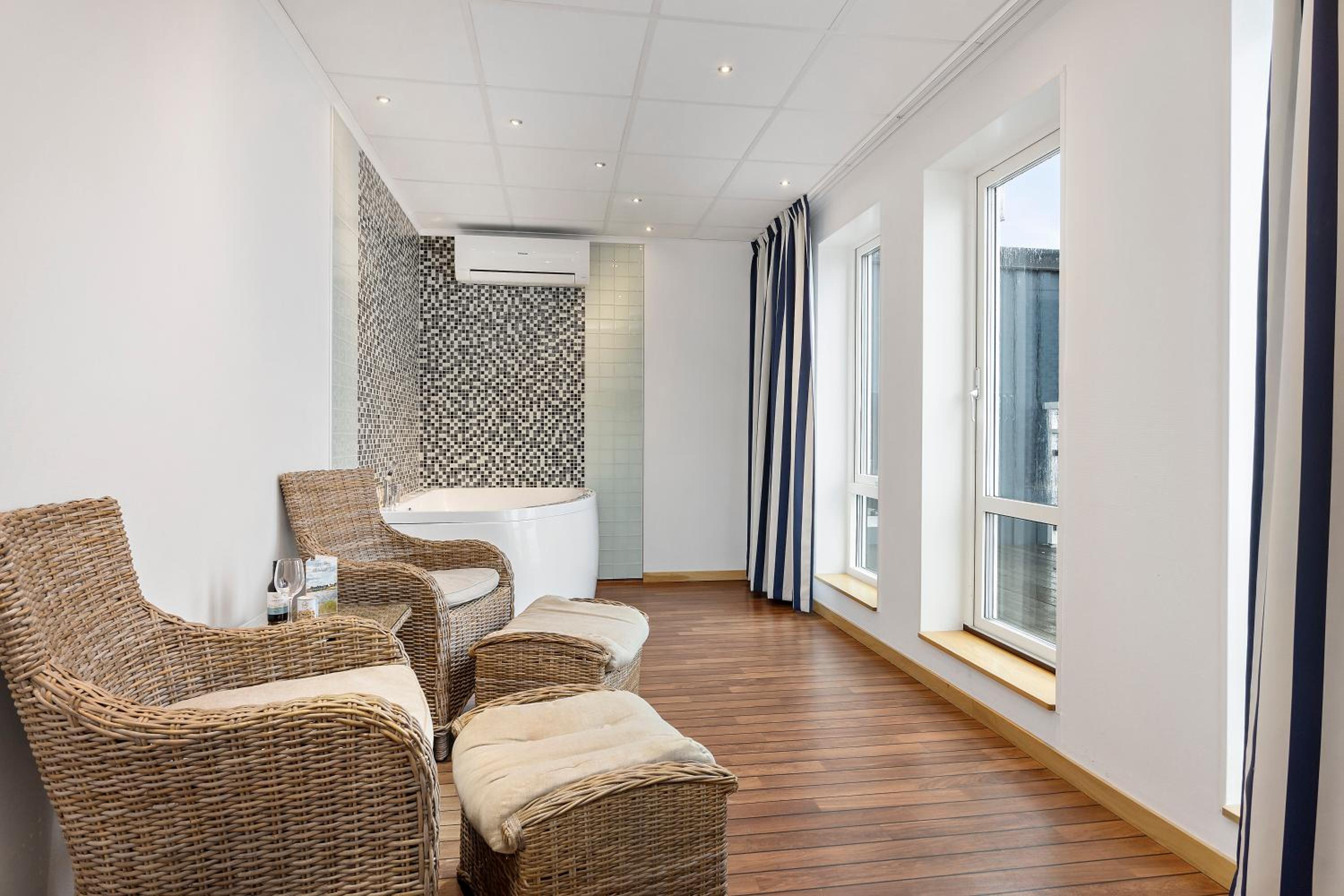 Queen Suite with Sea View and Balcony - Photo 4