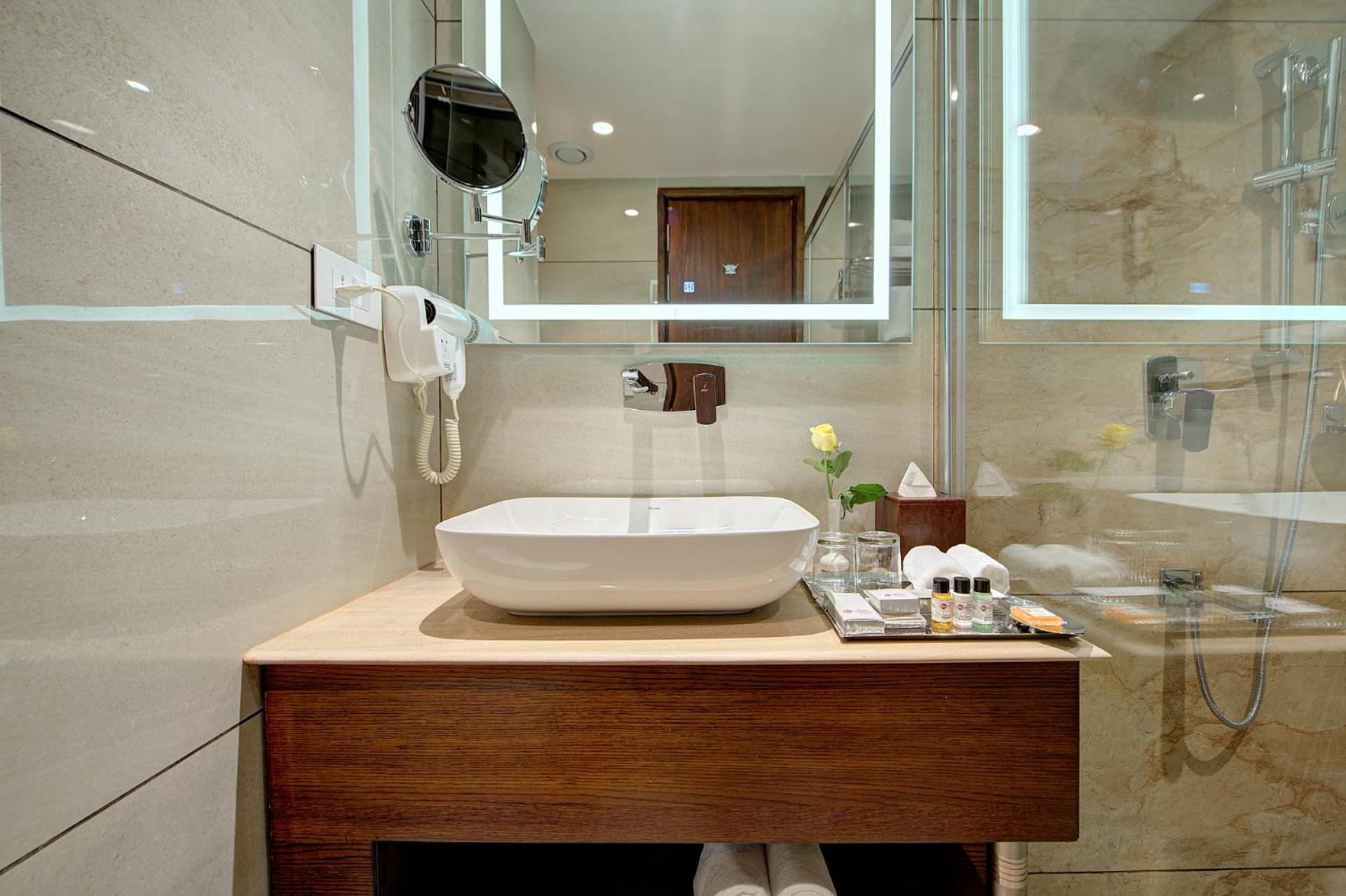 Superior King Room - Photo 3
