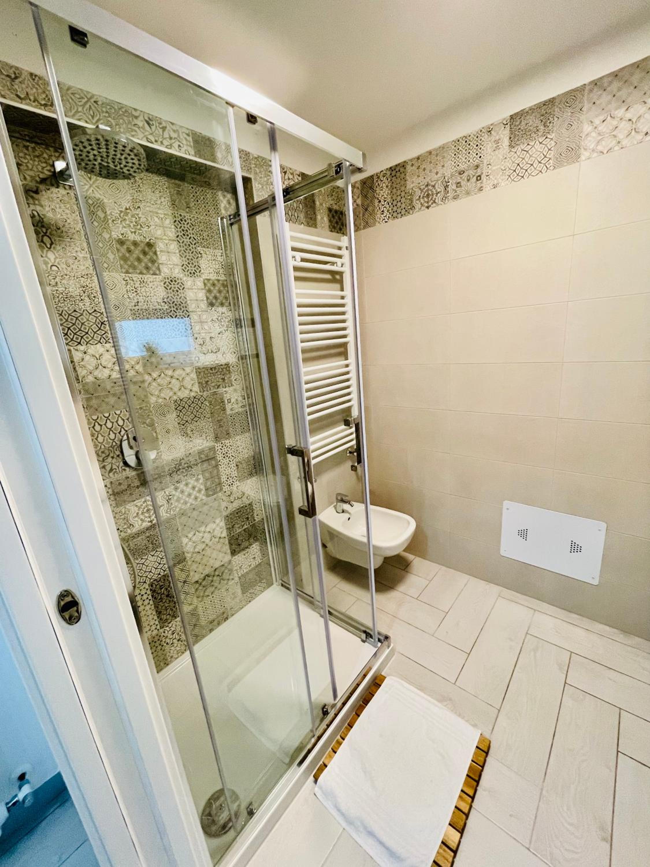 Deluxe Suite with Spa Bath - Photo 11