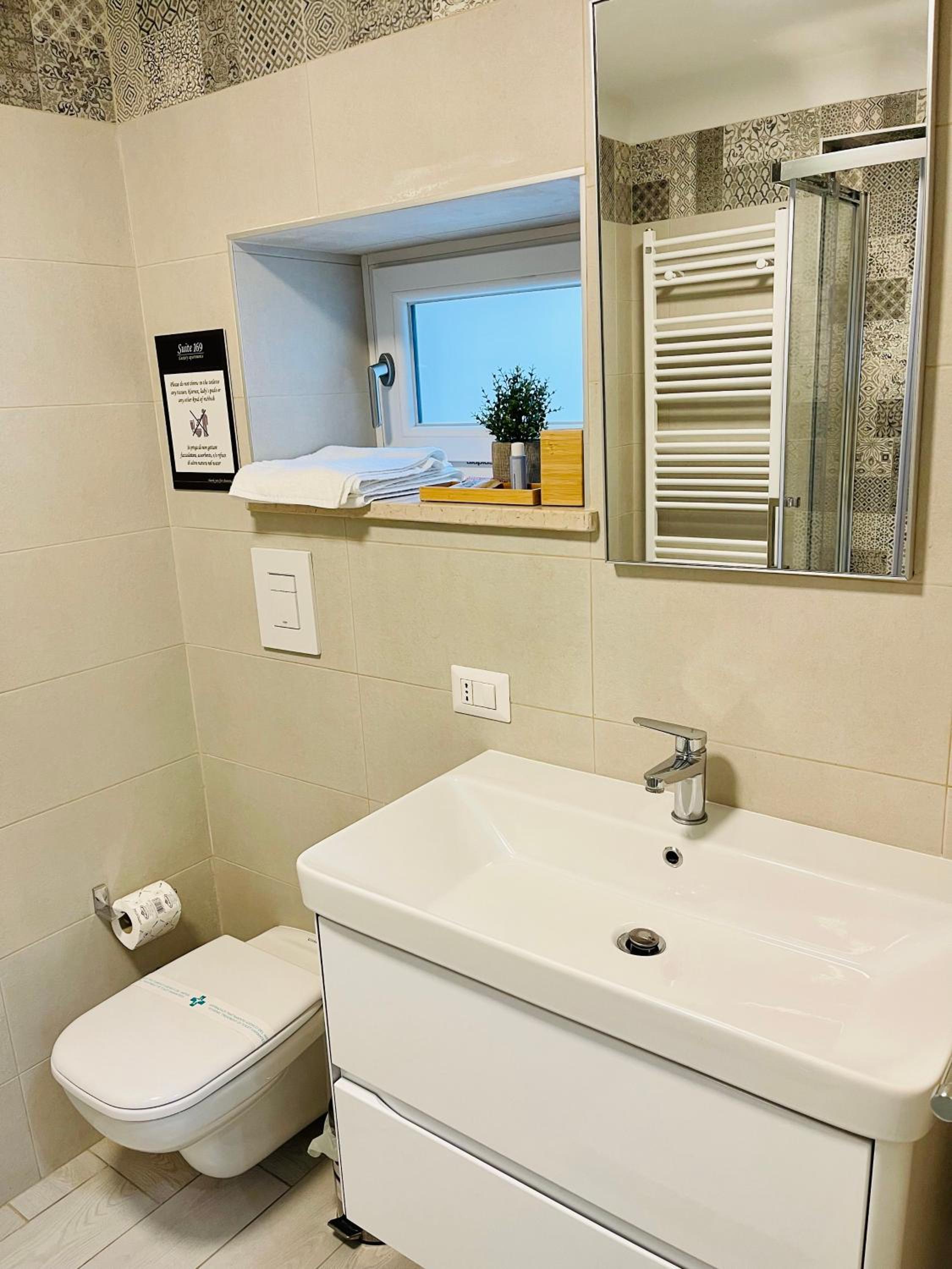 Deluxe Suite with Spa Bath - Photo 22