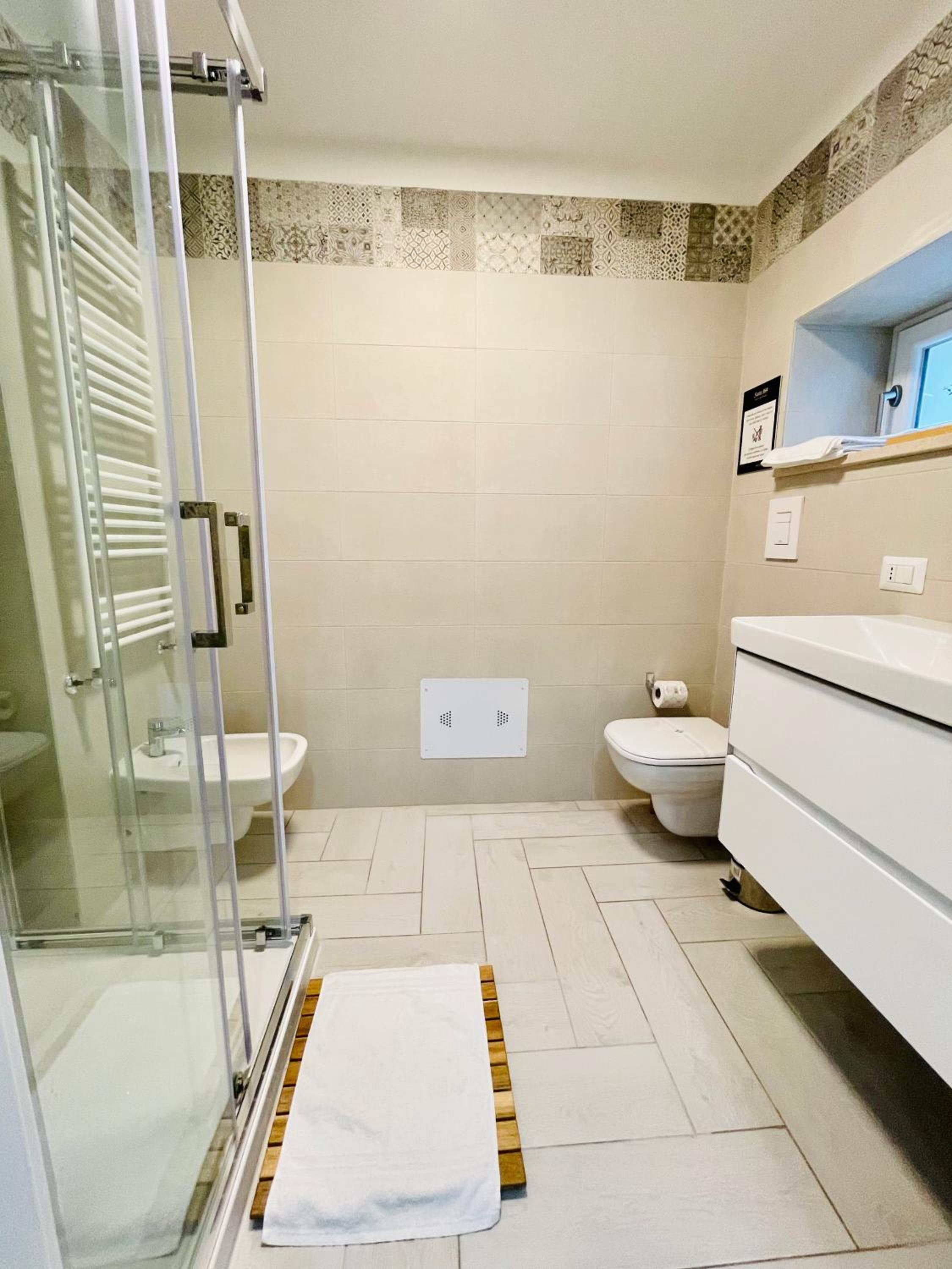 Deluxe Suite with Spa Bath - Photo 23