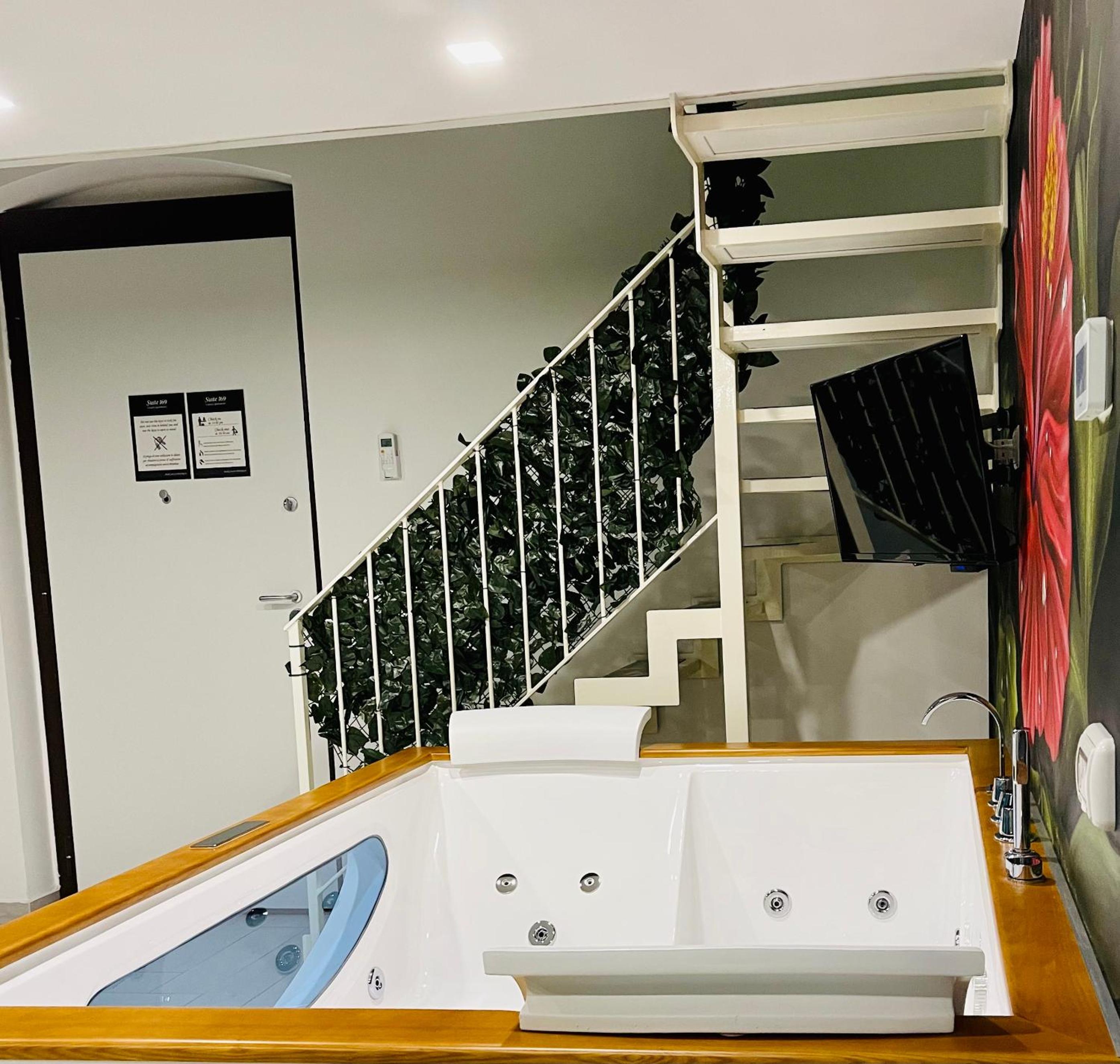 Deluxe Suite with Spa Bath - Photo 32